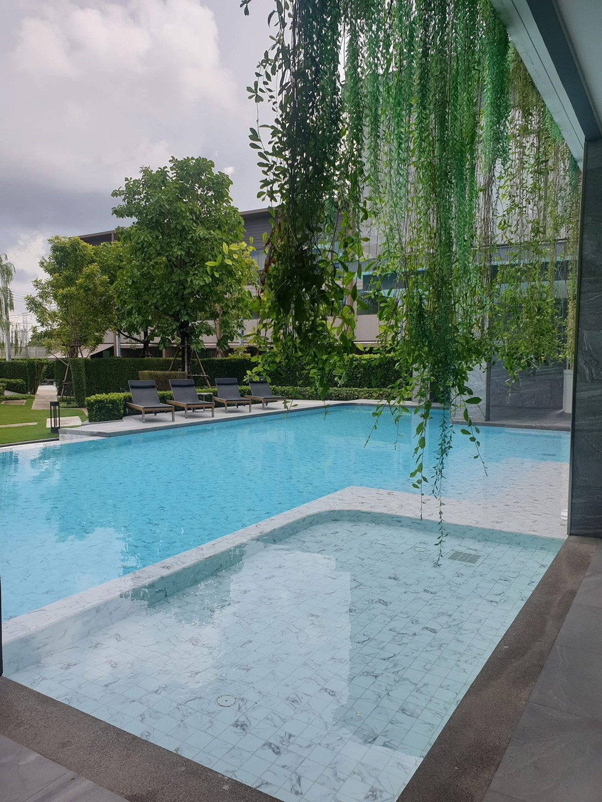 ให้เช่าทาวน์โฮมบางนา แบริ่ง ลาซาล : 🏠 ให้เช่าทาวน์โฮม 3 ชั้น โครงการบ้านกลางเมือง (บางนา-วงแหวน) เดือนละ 23000 บาท 🎉 ใกล้เมกา บางนา กิ่งแก้ว นิคมเจโม บ้านสวย เฟอร์นิเจอร์และเครื่องใช้ไฟฟ้าครบ พร้อมเข้าอยู่ ✅✅