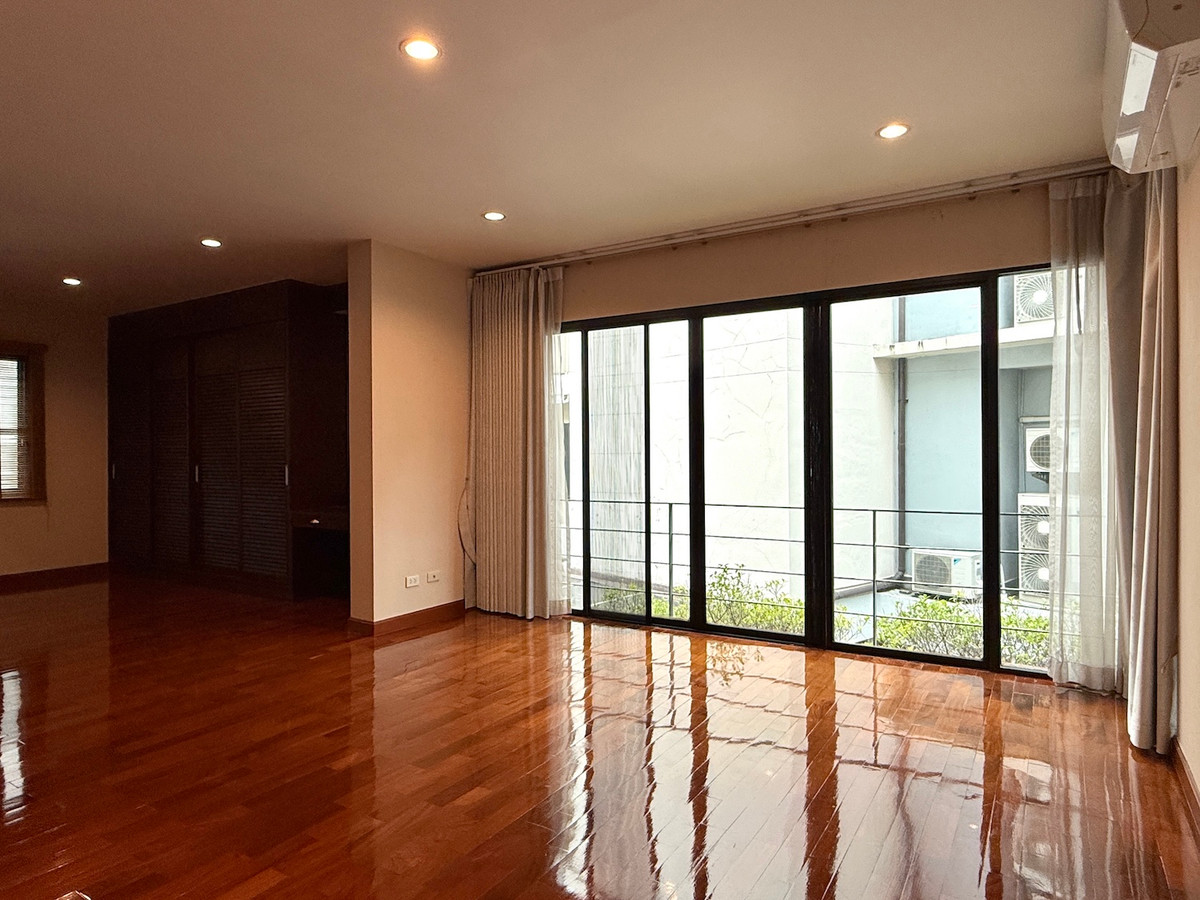 ให้เช่าทาวน์โฮมสุขุมวิท อโศก ทองหล่อ : บ้านเดี่ยว 3 ห้องนอน พร้อมให้เช่า ใกล้กับห้าง Emporium