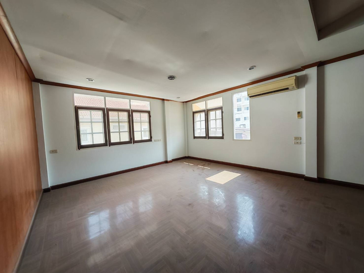 ขายบ้านรัชดา ห้วยขวาง : ขายด่วน!! บ้านเดี่ยว 2 ชั้น 126 ตรว. ทำเลทองย่านห้วยขวาง-รัชดา มีห้องใต้ดินขนาดใหญ่