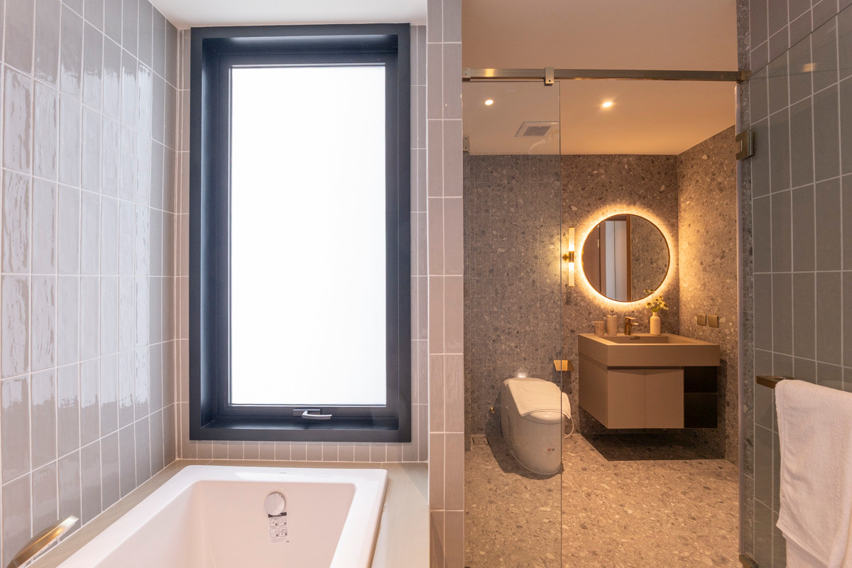 For RentCondoSukhumvit, Asoke, Thonglor : 🔥𝘽𝙚 𝙩𝙝𝙚 𝙛𝙞𝙧𝙨𝙩 𝙩𝙤 𝙧𝙚𝙣𝙩🔥 𝗩𝗜𝗔 𝟯𝟰 Condo, large room Pets allowed🐾 Newest, near BTS Thonglor.