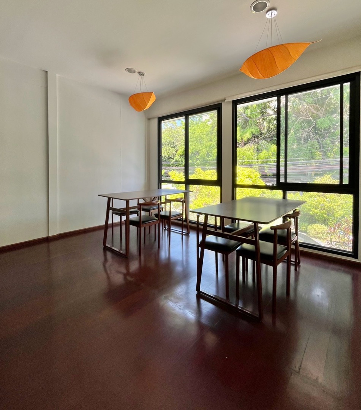 For RentRetail SpaceSukhumvit, Asoke, Thonglor : House for rent for business @ Pridi Banomyong, Sukhumvit, near Thonglor, Ekkamai, decorated, can be renovated, willing to accept tenants for 3+3 years, free decoration for 30 days.