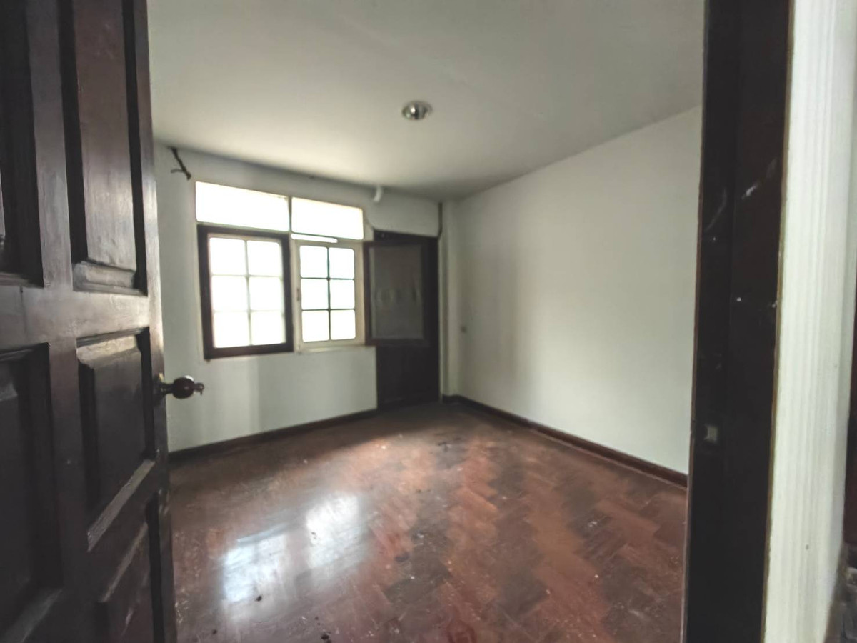 ขายบ้านรัชดา ห้วยขวาง : ขายด่วน!! บ้านเดี่ยว 2 ชั้น 126 ตรว. ทำเลทองย่านห้วยขวาง-รัชดา มีห้องใต้ดินขนาดใหญ่