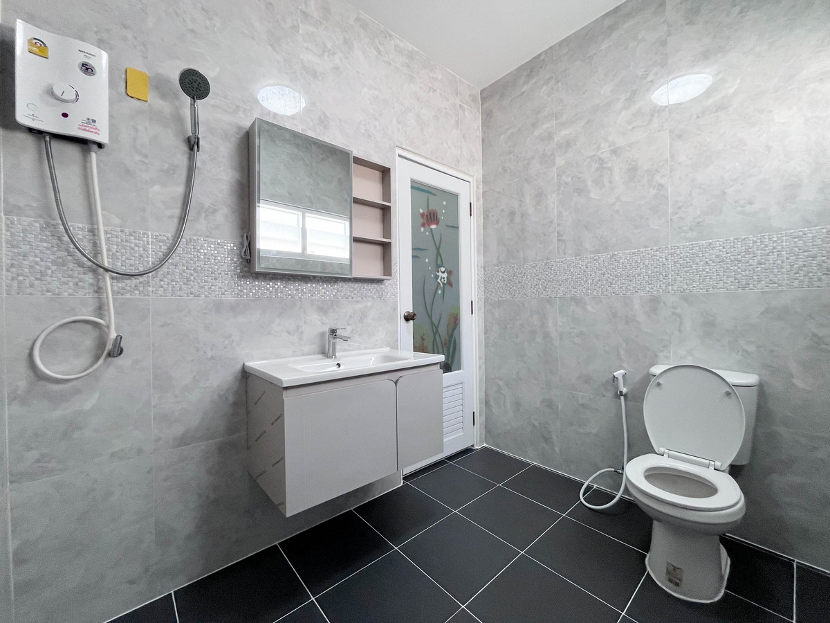 For SaleHousePattaya, Bangsaen, Chonburi : Moo Baan Pornthep Garden Ville 6 / 3 Bedrooms (FOR SALE) BEWN136