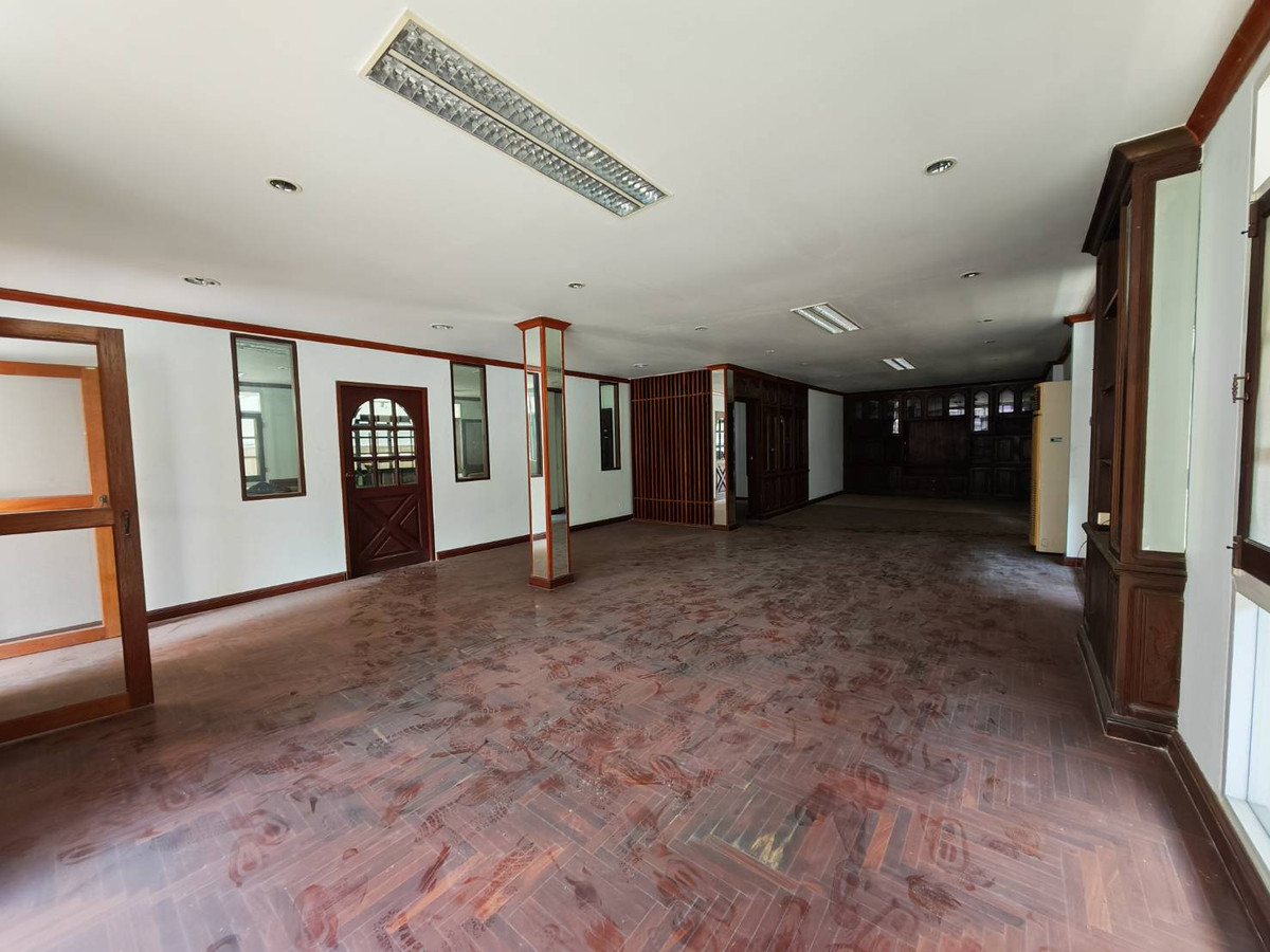 ขายบ้านรัชดา ห้วยขวาง : ขายด่วน!! บ้านเดี่ยว 2 ชั้น 126 ตรว. ทำเลทองย่านห้วยขวาง-รัชดา มีห้องใต้ดินขนาดใหญ่