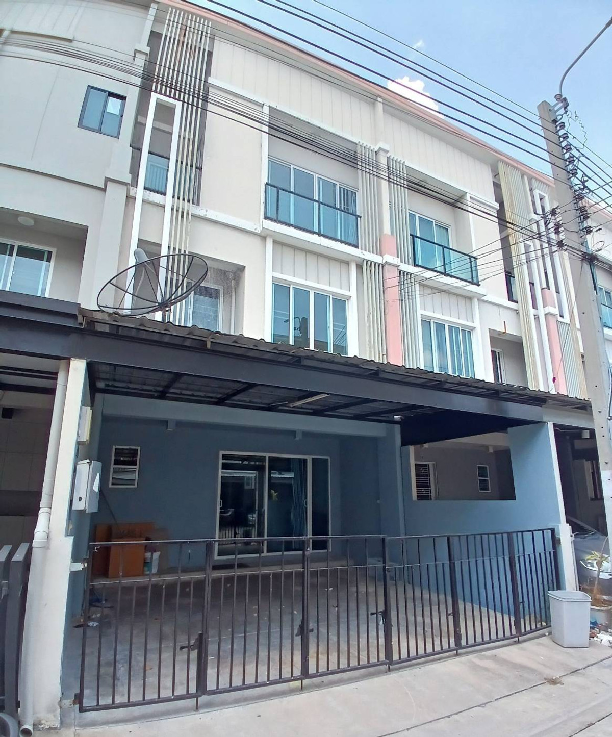 For RentTownhomePattanakan, Srinakarin : 3-story townhome for rent, Patio Village, Soi Phatthanakan 38, near APL Ramkhamhaeng (N.2024)