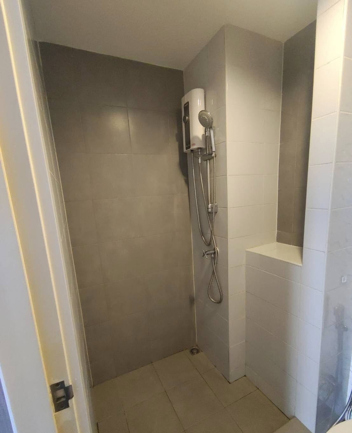 For RentCondoSamut Prakan,Samrong : For rent 📍 The Trust Condo @BTS Erawan 📍 Fully furnished with appliances. Near BTS Erawan.