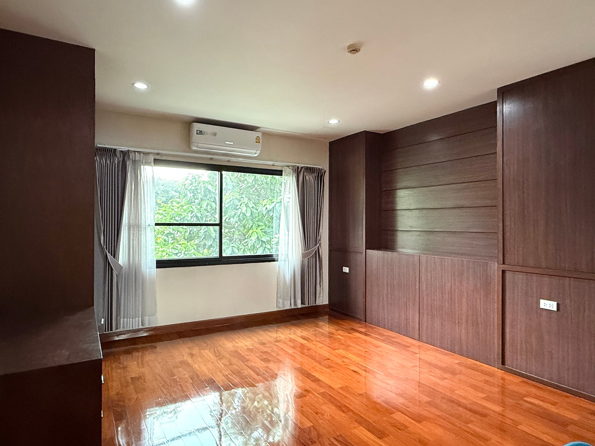 ให้เช่าทาวน์โฮมสุขุมวิท อโศก ทองหล่อ : บ้านเดี่ยว 3 ห้องนอน พร้อมให้เช่า ใกล้กับห้าง Emporium