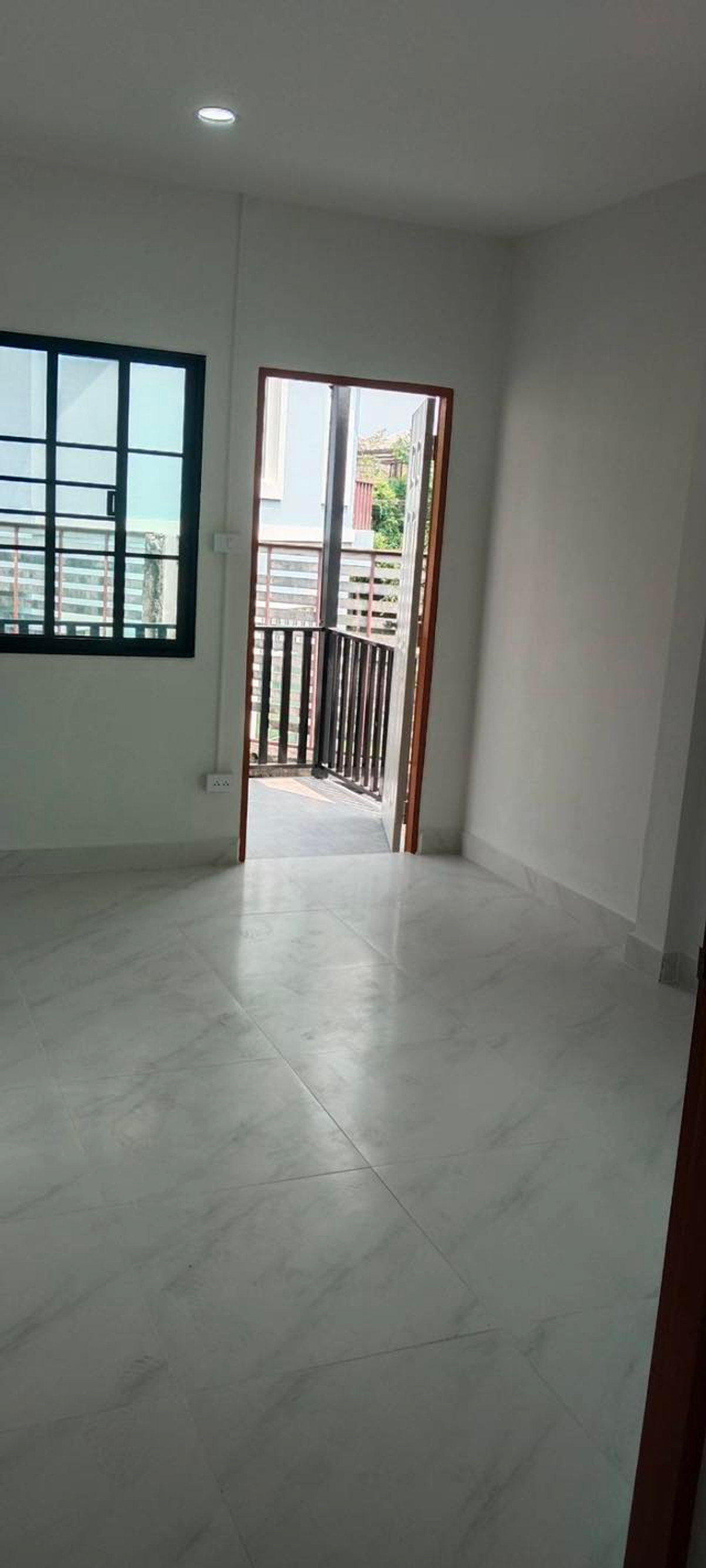 ให้เช่าทาวน์โฮมมีนบุรี-ร่มเกล้า : บ้านเช่าใกล้รถไฟฟ้า ให้เช่าบ้านรามอินทรา ตกแต่งใหม่ทั้งหลัง 2นอน 2น้ำ 2ที่จอดรถ บ้านหลังมุม