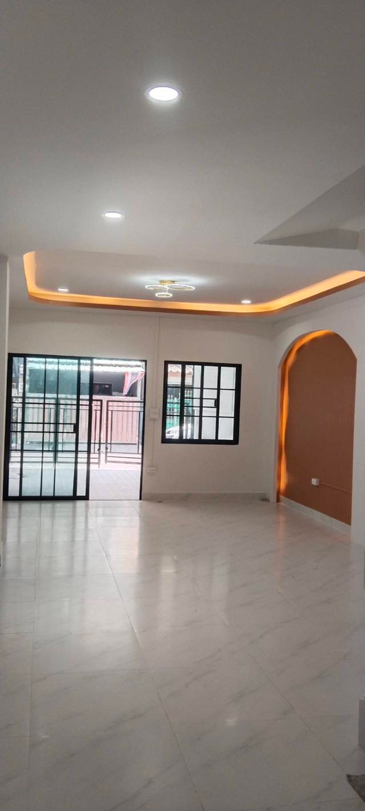 ให้เช่าทาวน์โฮมมีนบุรี-ร่มเกล้า : บ้านเช่าใกล้รถไฟฟ้า ให้เช่าบ้านรามอินทรา ตกแต่งใหม่ทั้งหลัง 2นอน 2น้ำ 2ที่จอดรถ บ้านหลังมุม