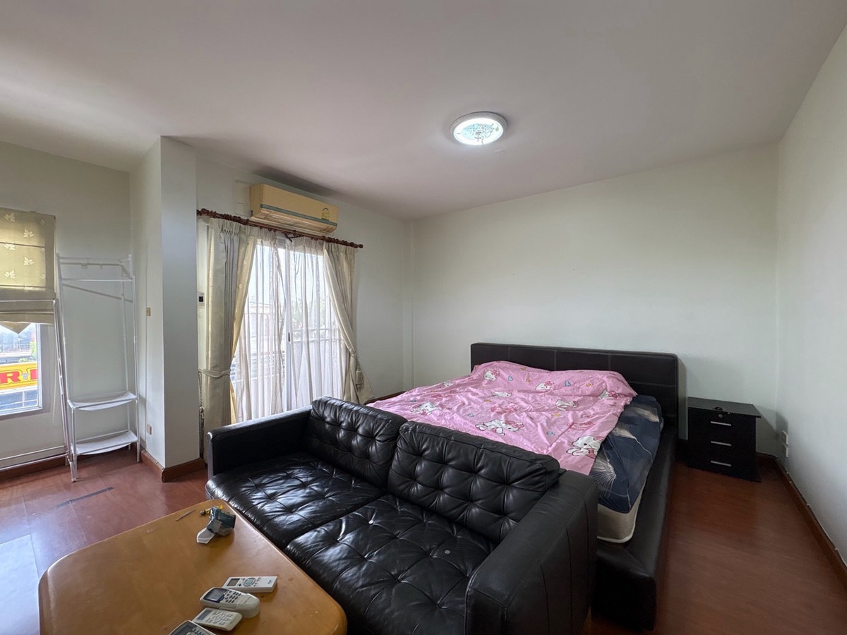 For RentTownhomePattanakan, Srinakarin : For rent, 3-story townhome, Suan Racha Village, Townhome, Krungthep Kreetha Soi 7.