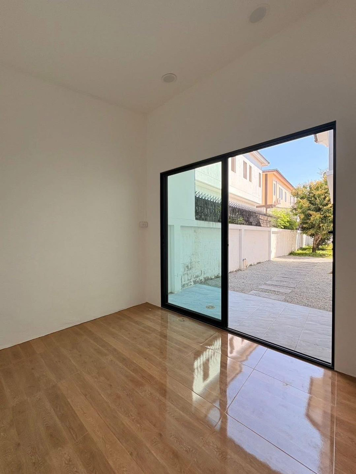 For SaleTownhomePattaya, Bangsaen, Chonburi : Moo Bam Ngam Charoen 2 / 3 Bedrooms (FOR SALE) BEWN132