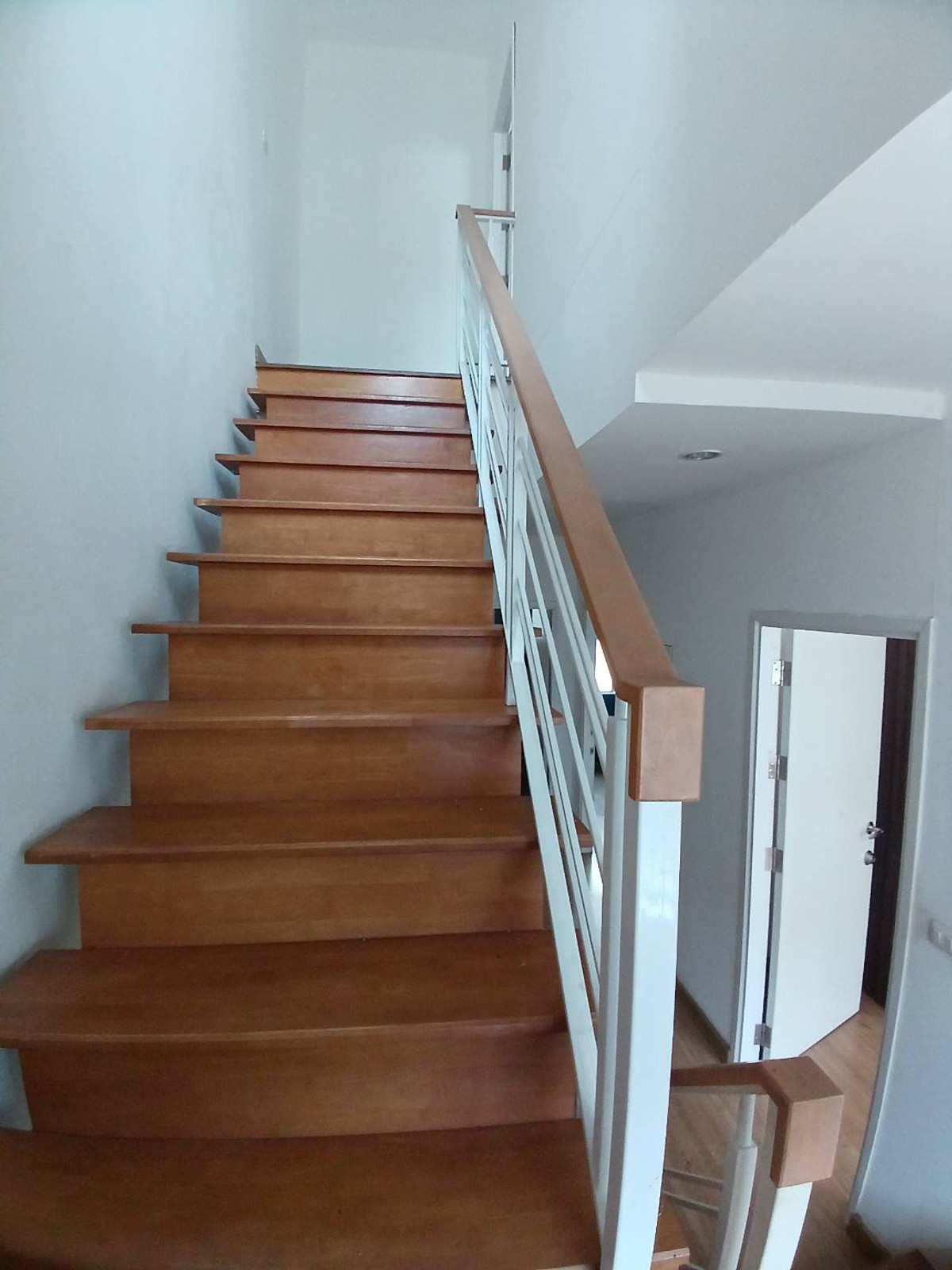 For RentTownhomePattanakan, Srinakarin : 3-story townhome for rent, Patio Village, Soi Phatthanakan 38, near APL Ramkhamhaeng (N.2024)