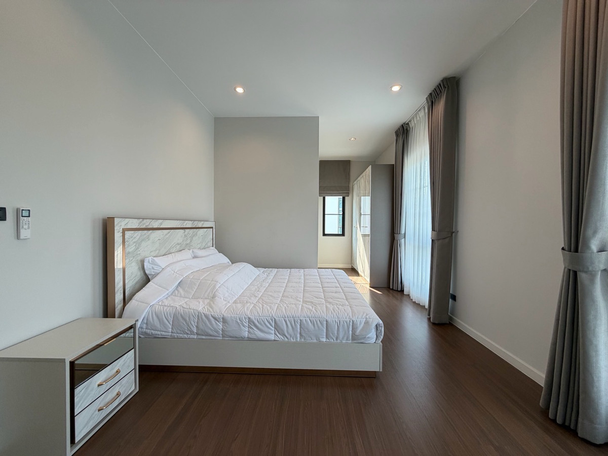 ให้เช่าบ้านบางนา แบริ่ง ลาซาล : ให้เช่าบ้านเดี่ยวหรู เศรษฐสิริ บางนา กม.10 บ้านเดี่ยวดีไซน์โมเดิร์น เรียบหรู ฟังก์ชันลงตัว เหมาะสำหรับครอบครัวที่ต้องการความเป็นส่วนตัวในโครงการระดับพรีเมียม