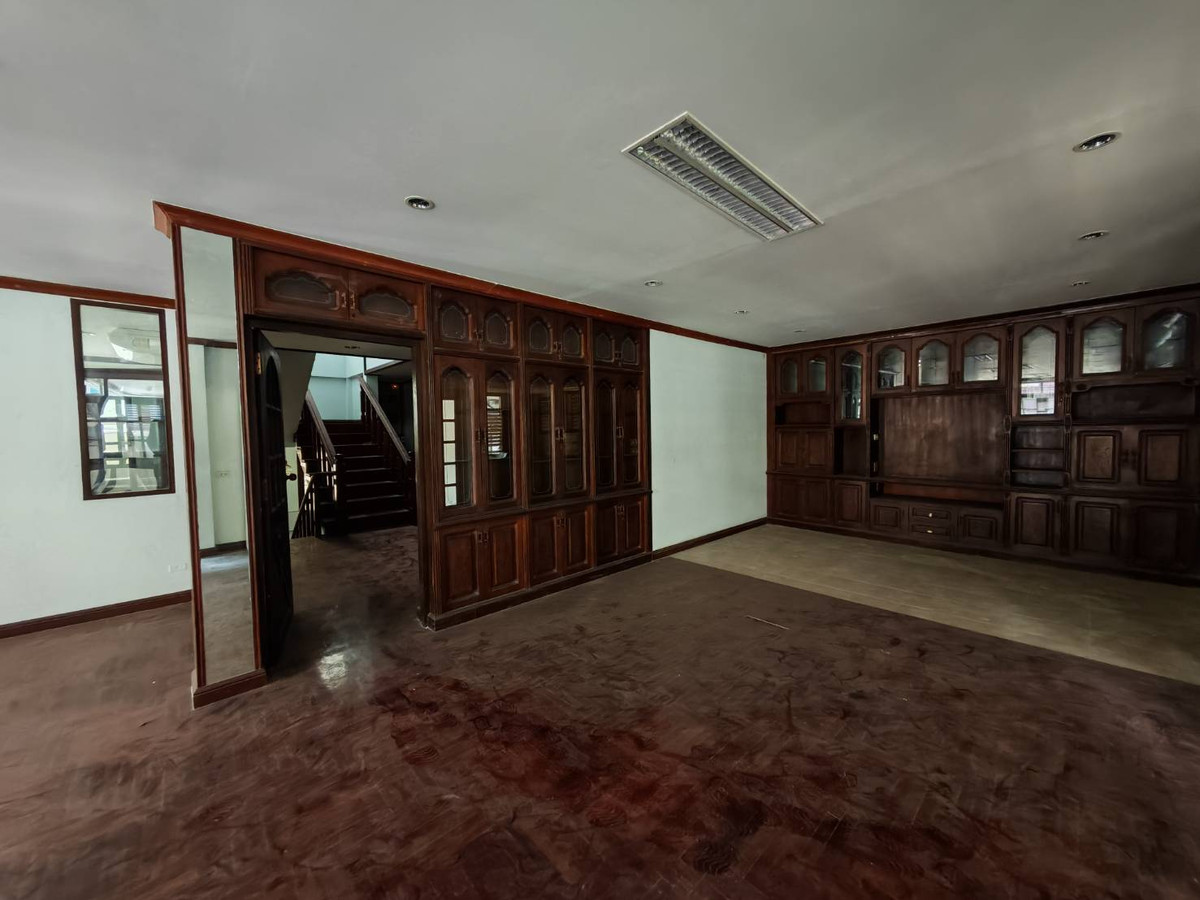 ขายบ้านรัชดา ห้วยขวาง : ขายด่วน!! บ้านเดี่ยว 2 ชั้น 126 ตรว. ทำเลทองย่านห้วยขวาง-รัชดา มีห้องใต้ดินขนาดใหญ่