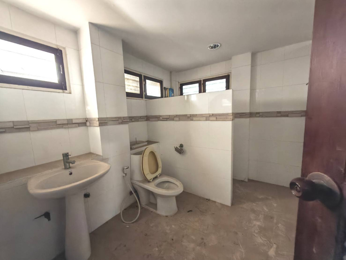 ขายบ้านรัชดา ห้วยขวาง : ขายด่วน!! บ้านเดี่ยว 2 ชั้น 126 ตรว. ทำเลทองย่านห้วยขวาง-รัชดา มีห้องใต้ดินขนาดใหญ่