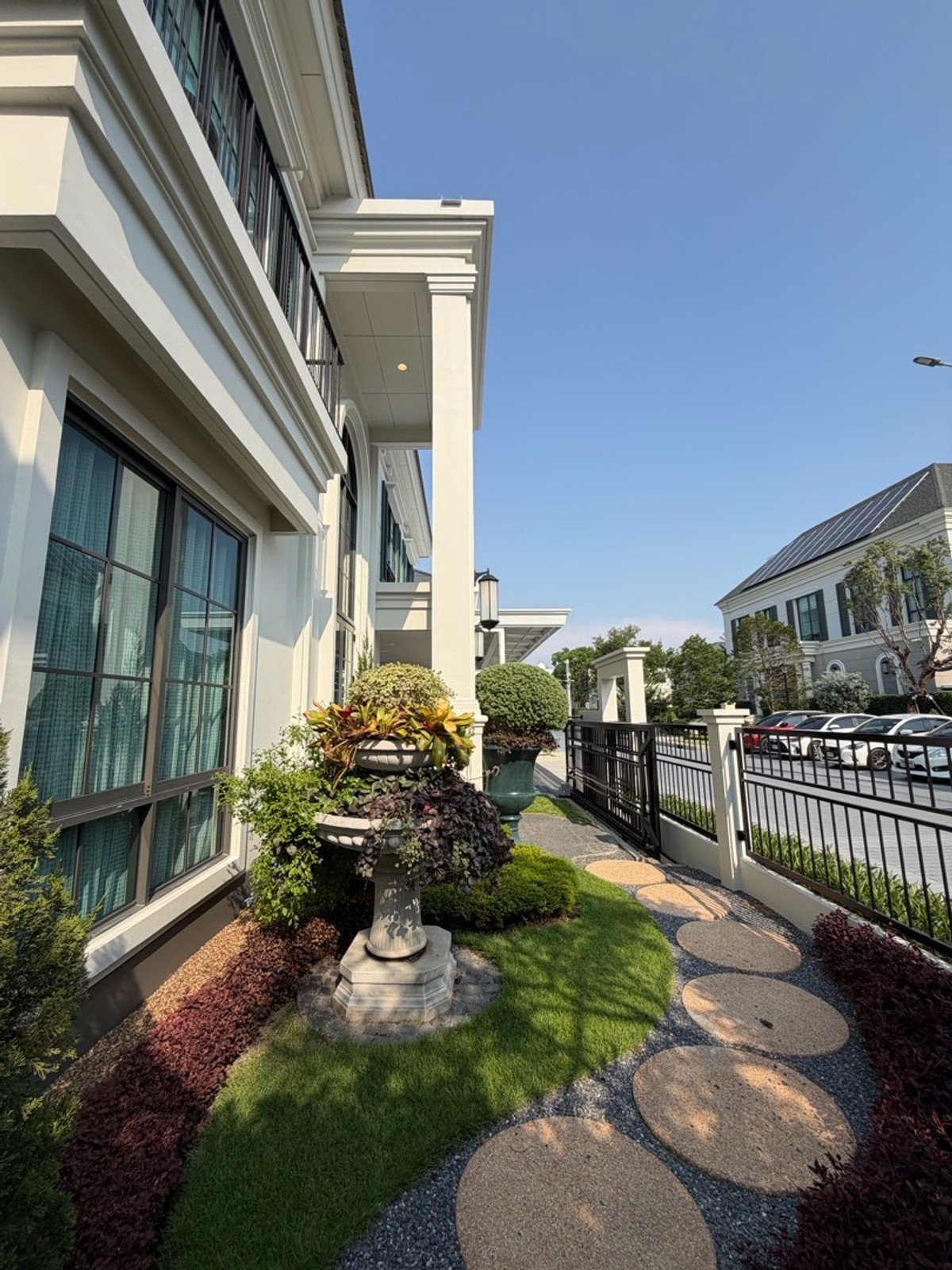 ให้เช่าบ้านบางนา แบริ่ง ลาซาล : ให้เช่าบ้านเดี่ยวหรู เศรษฐสิริ บางนา กม.10 บ้านเดี่ยวดีไซน์โมเดิร์น เรียบหรู ฟังก์ชันลงตัว เหมาะสำหรับครอบครัวที่ต้องการความเป็นส่วนตัวในโครงการระดับพรีเมียม