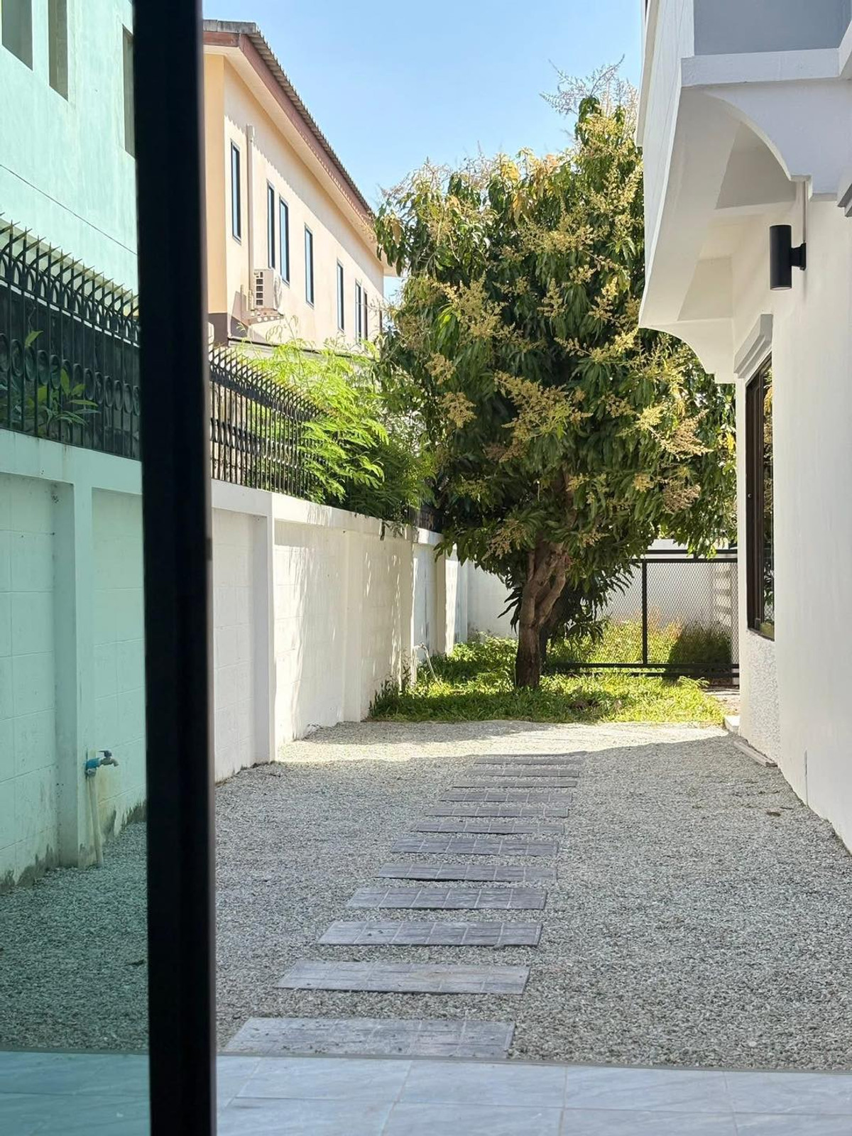 For SaleTownhomePattaya, Bangsaen, Chonburi : Moo Bam Ngam Charoen 2 / 3 Bedrooms (FOR SALE) BEWN132