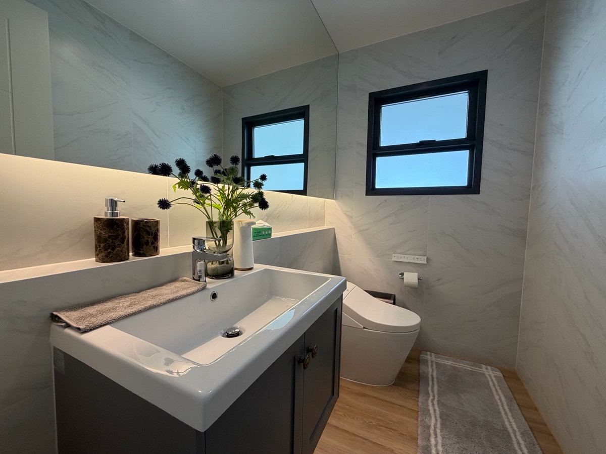 ให้เช่าบ้านบางนา แบริ่ง ลาซาล : ให้เช่าบ้านเดี่ยวหรู เศรษฐสิริ บางนา กม.10 บ้านเดี่ยวดีไซน์โมเดิร์น เรียบหรู ฟังก์ชันลงตัว เหมาะสำหรับครอบครัวที่ต้องการความเป็นส่วนตัวในโครงการระดับพรีเมียม