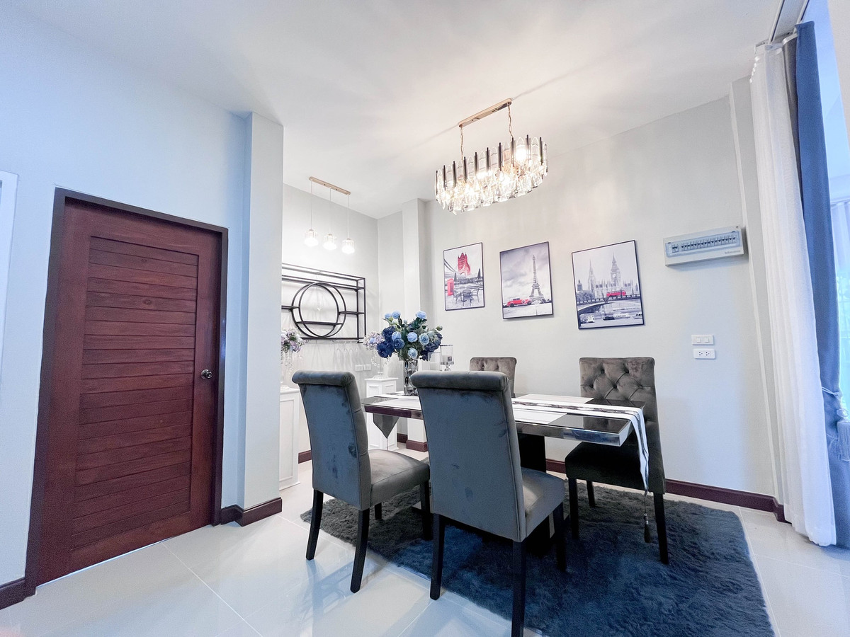 For SaleHousePattaya, Bangsaen, Chonburi : Moo Baan Pornthep Garden Ville 6 / 3 Bedrooms (FOR SALE) BEWN136