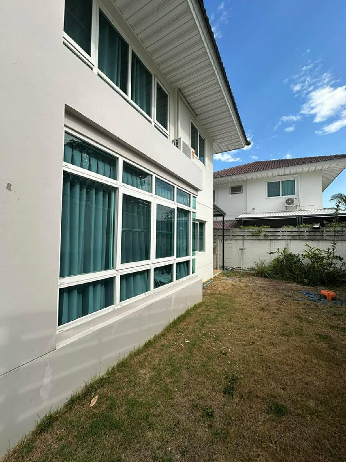 For SaleHousePattaya, Bangsaen, Chonburi : Empty house, corner house, in front of a common garden. Open, not blocking the view