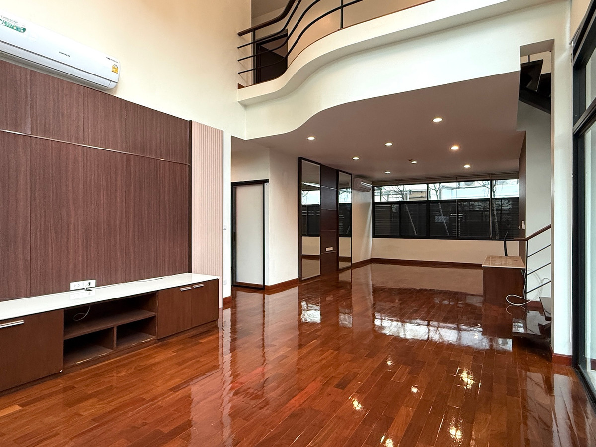 ให้เช่าทาวน์โฮมสุขุมวิท อโศก ทองหล่อ : บ้านเดี่ยว 3 ห้องนอน พร้อมให้เช่า ใกล้กับห้าง Emporium