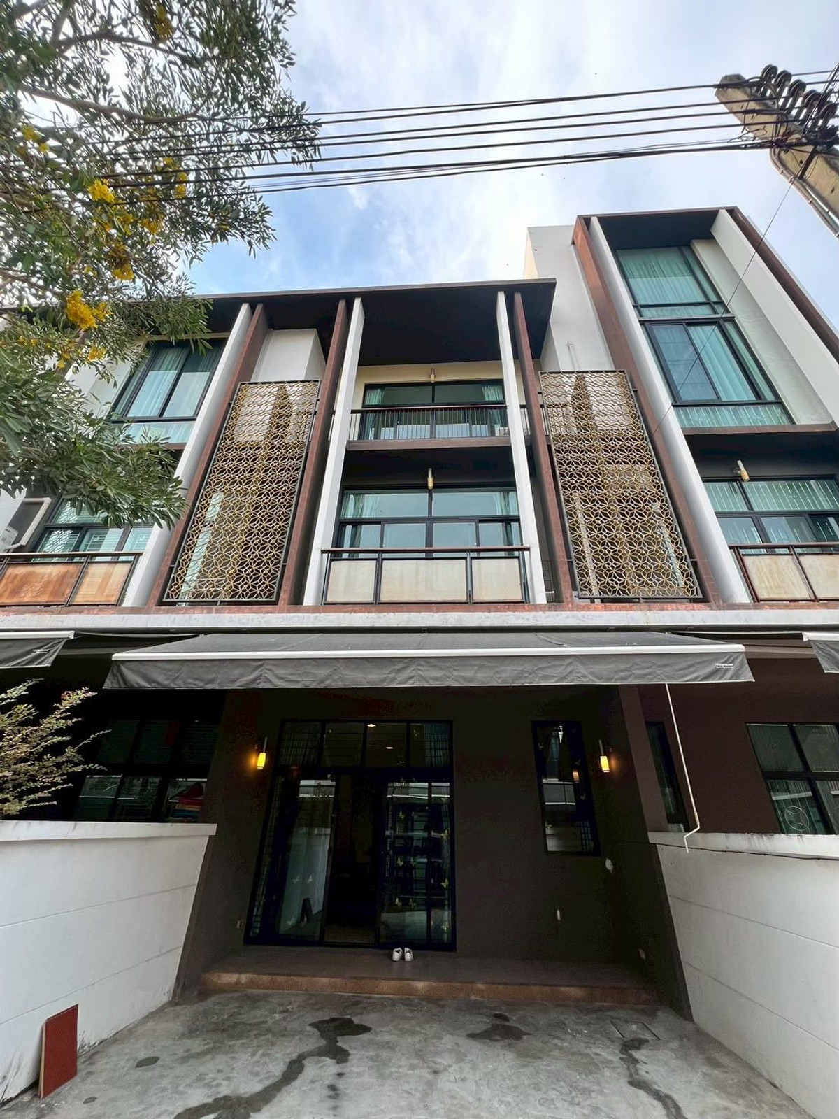 For RentTownhomeBang Sue, Wong Sawang, Tao Pun : For rent, 3-story townhome, Flora Wong Sawang, near MRT Tiwanon Intersection, Bangkoknon Road (Tiwanon, Wong Sawang, Bang Sue location)