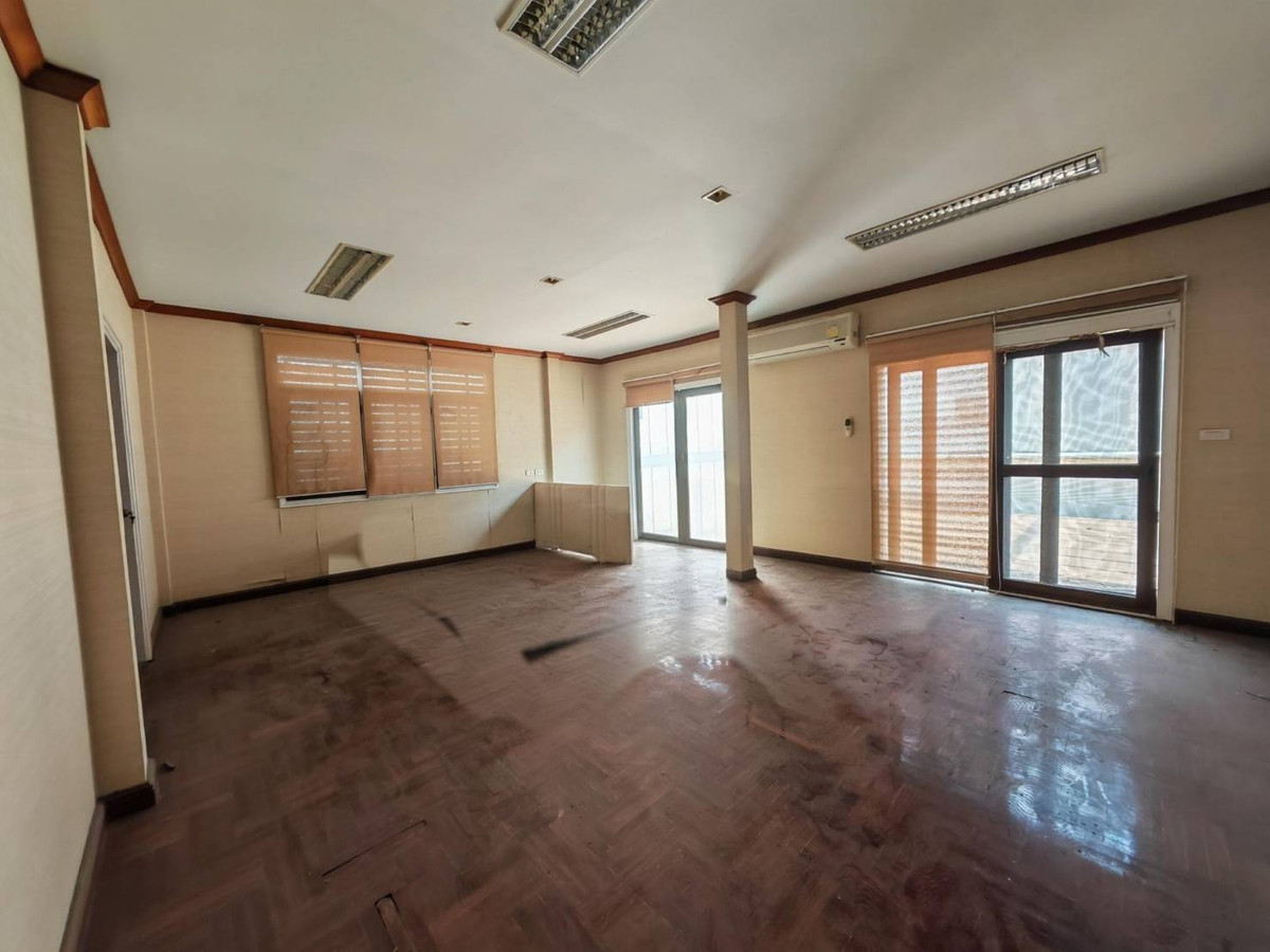 ขายบ้านรัชดา ห้วยขวาง : ขายด่วน!! บ้านเดี่ยว 2 ชั้น 126 ตรว. ทำเลทองย่านห้วยขวาง-รัชดา มีห้องใต้ดินขนาดใหญ่