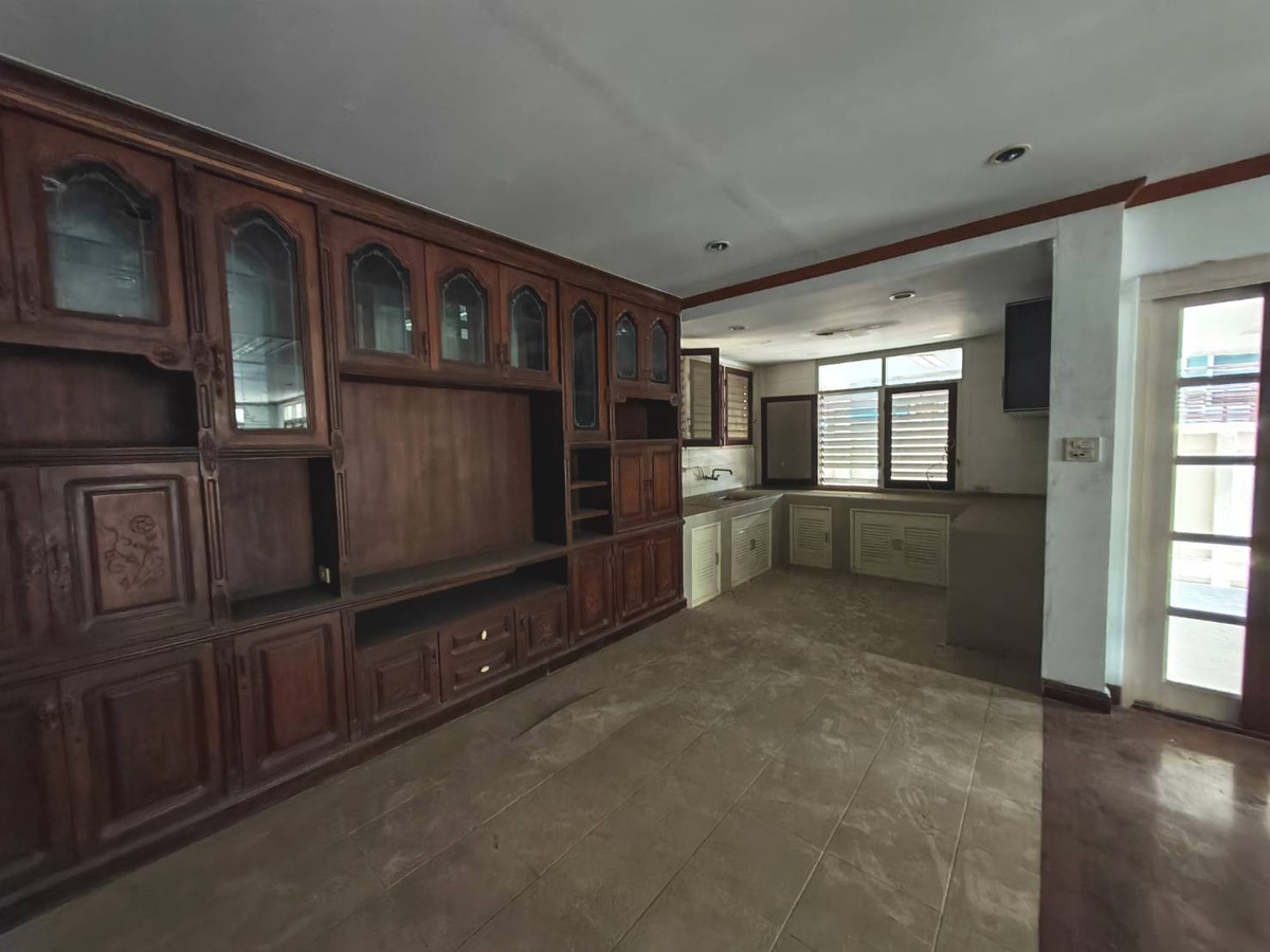 ขายบ้านรัชดา ห้วยขวาง : ขายด่วน!! บ้านเดี่ยว 2 ชั้น 126 ตรว. ทำเลทองย่านห้วยขวาง-รัชดา มีห้องใต้ดินขนาดใหญ่