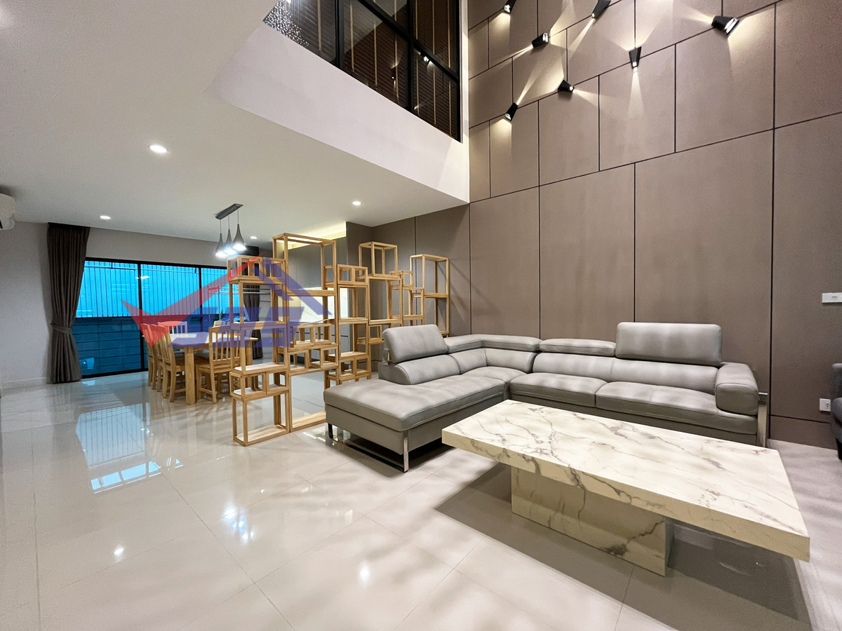 For RentTownhomePattanakan, Srinakarin : Modern luxury 3-bedroom townhouse for rent in Krungthep Kreetha.