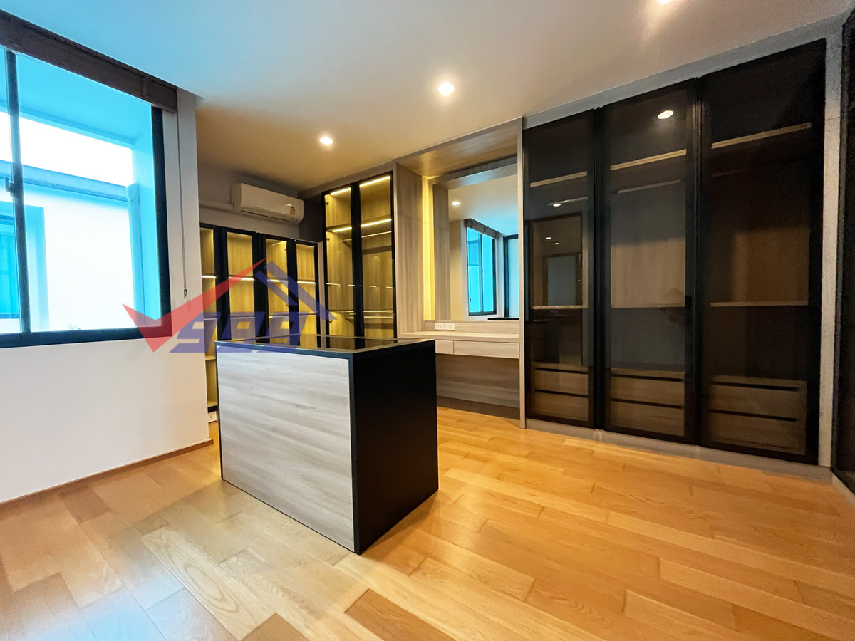 For RentTownhomePattanakan, Srinakarin : Modern luxury 3-bedroom townhouse for rent in Krungthep Kreetha.