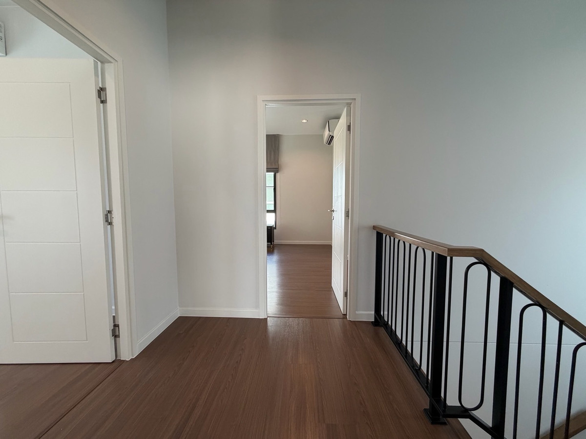 ให้เช่าบ้านบางนา แบริ่ง ลาซาล : ให้เช่าบ้านเดี่ยวหรู เศรษฐสิริ บางนา กม.10 บ้านเดี่ยวดีไซน์โมเดิร์น เรียบหรู ฟังก์ชันลงตัว เหมาะสำหรับครอบครัวที่ต้องการความเป็นส่วนตัวในโครงการระดับพรีเมียม