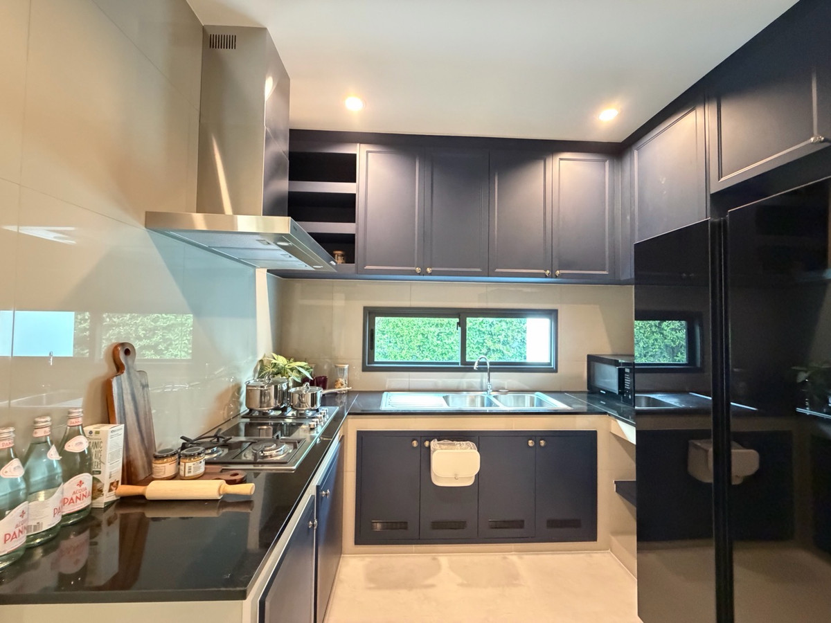 ให้เช่าบ้านบางนา แบริ่ง ลาซาล : ให้เช่าบ้านเดี่ยวหรู เศรษฐสิริ บางนา กม.10 บ้านเดี่ยวดีไซน์โมเดิร์น เรียบหรู ฟังก์ชันลงตัว เหมาะสำหรับครอบครัวที่ต้องการความเป็นส่วนตัวในโครงการระดับพรีเมียม