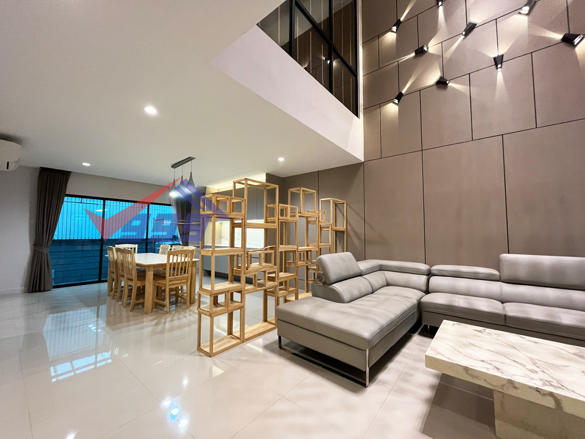 For RentTownhomePattanakan, Srinakarin : Modern luxury 3-bedroom townhouse for rent in Krungthep Kreetha.