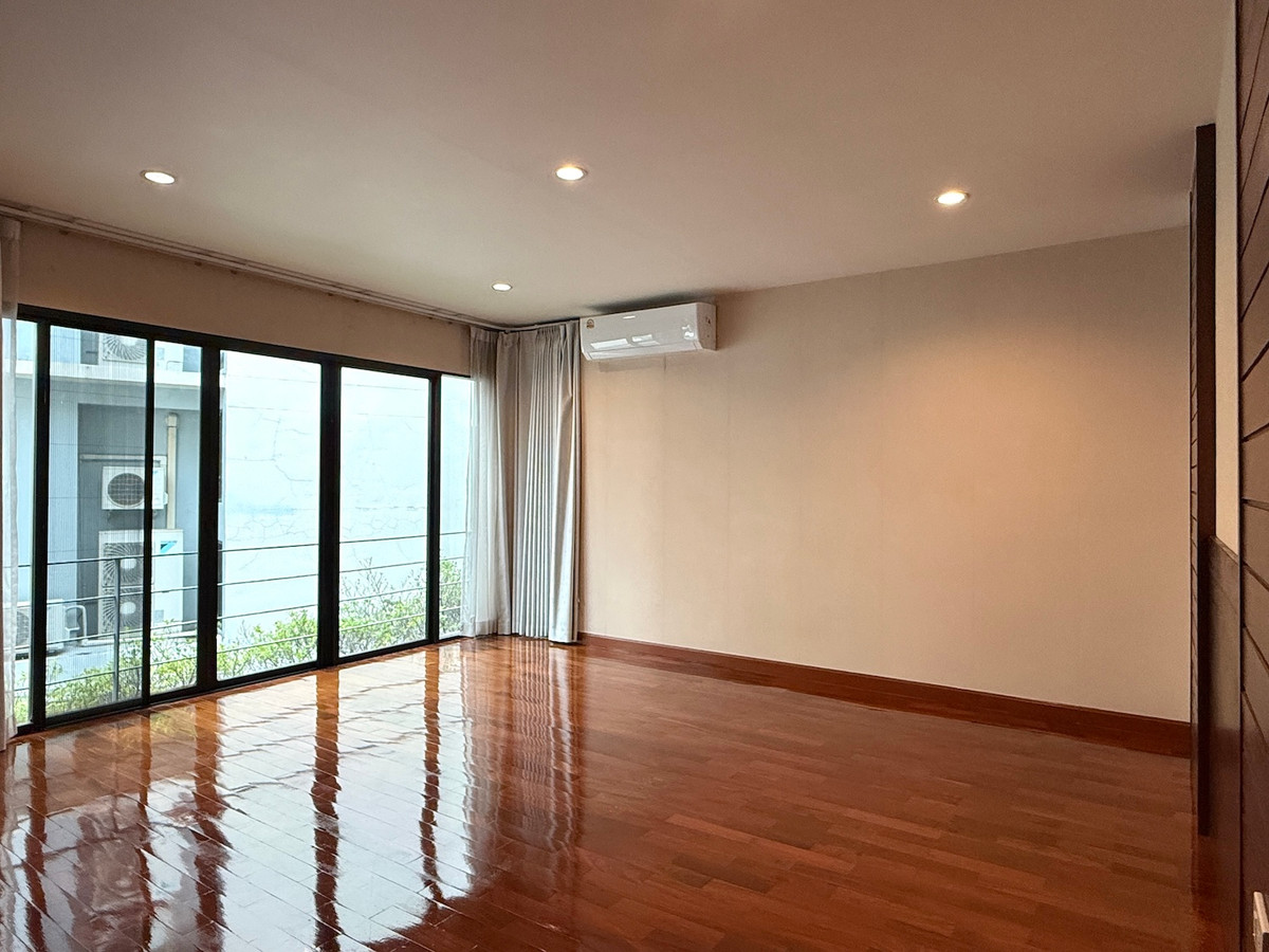 ให้เช่าทาวน์โฮมสุขุมวิท อโศก ทองหล่อ : บ้านเดี่ยว 3 ห้องนอน พร้อมให้เช่า ใกล้กับห้าง Emporium