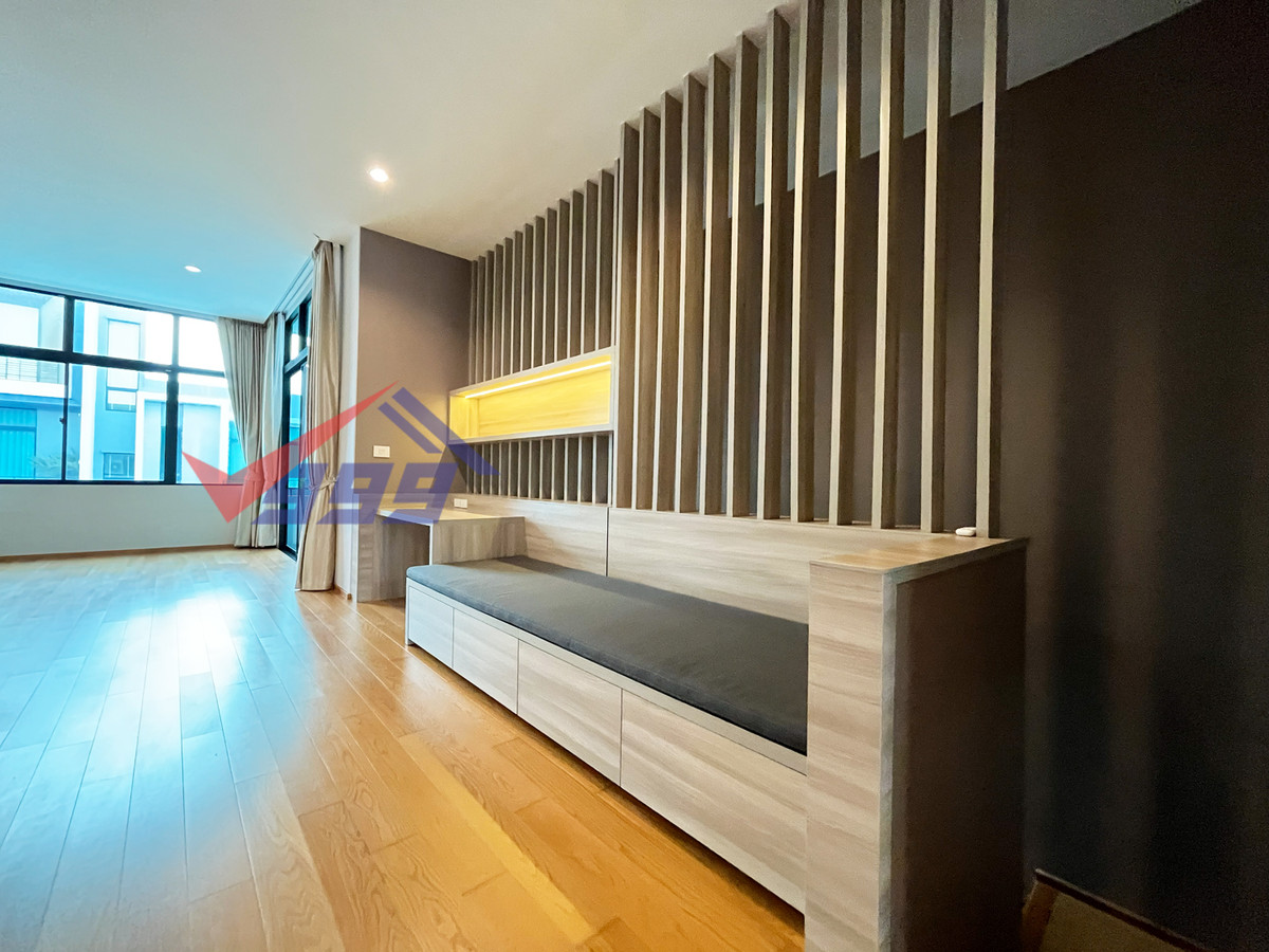 For RentTownhomePattanakan, Srinakarin : Modern luxury 3-bedroom townhouse for rent in Krungthep Kreetha.
