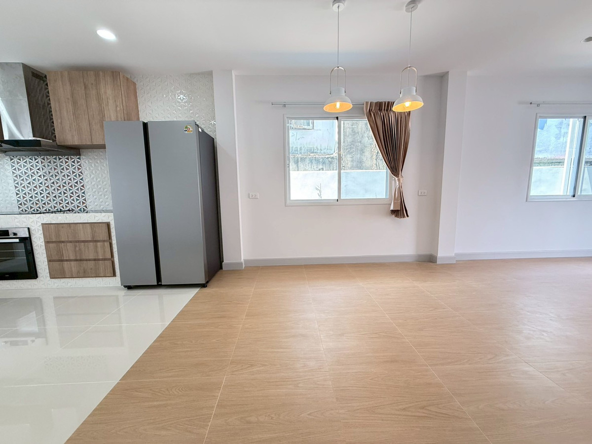 For RentHouseOnnut, Udomsuk : 🐈🎊 Urgent House On Nut 40 for rent with a small garden inside the house. Can turn animals