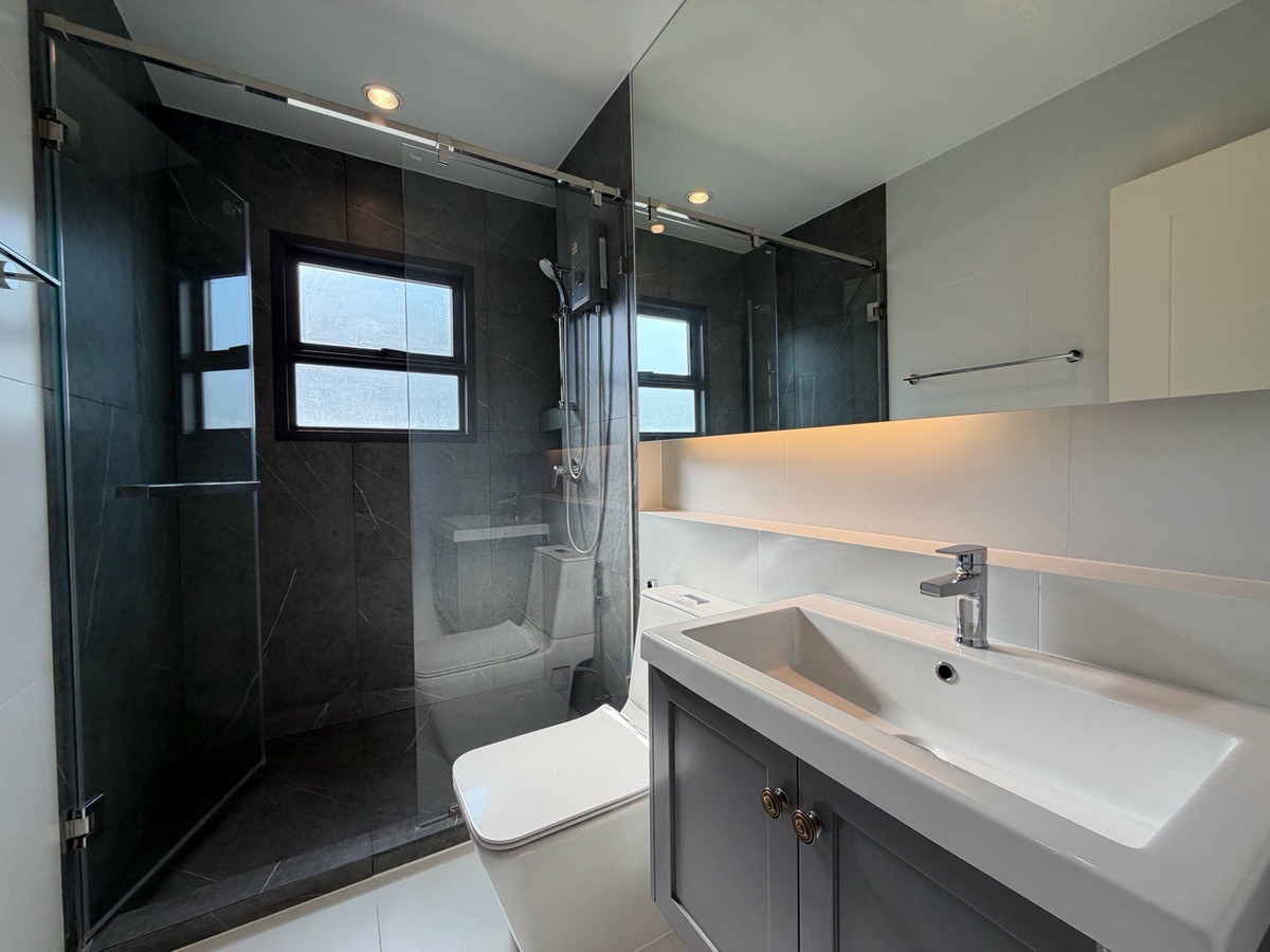 ให้เช่าบ้านบางนา แบริ่ง ลาซาล : ให้เช่าบ้านเดี่ยวหรู เศรษฐสิริ บางนา กม.10 บ้านเดี่ยวดีไซน์โมเดิร์น เรียบหรู ฟังก์ชันลงตัว เหมาะสำหรับครอบครัวที่ต้องการความเป็นส่วนตัวในโครงการระดับพรีเมียม