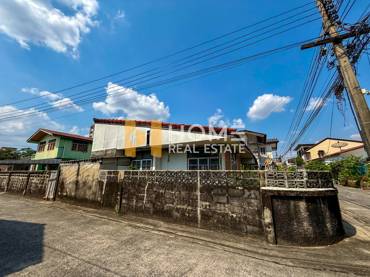 ขายที่ดินอ่อนนุช อุดมสุข : ที่ดินพร้อมสิ่งปลูกสร้าง 96 ตร.ว. ซอยอุดมสุข 50 / (ขาย), Land with Building 96 Sq.wah Soi Udomsuk 50 / (FOR SALE) GNG017