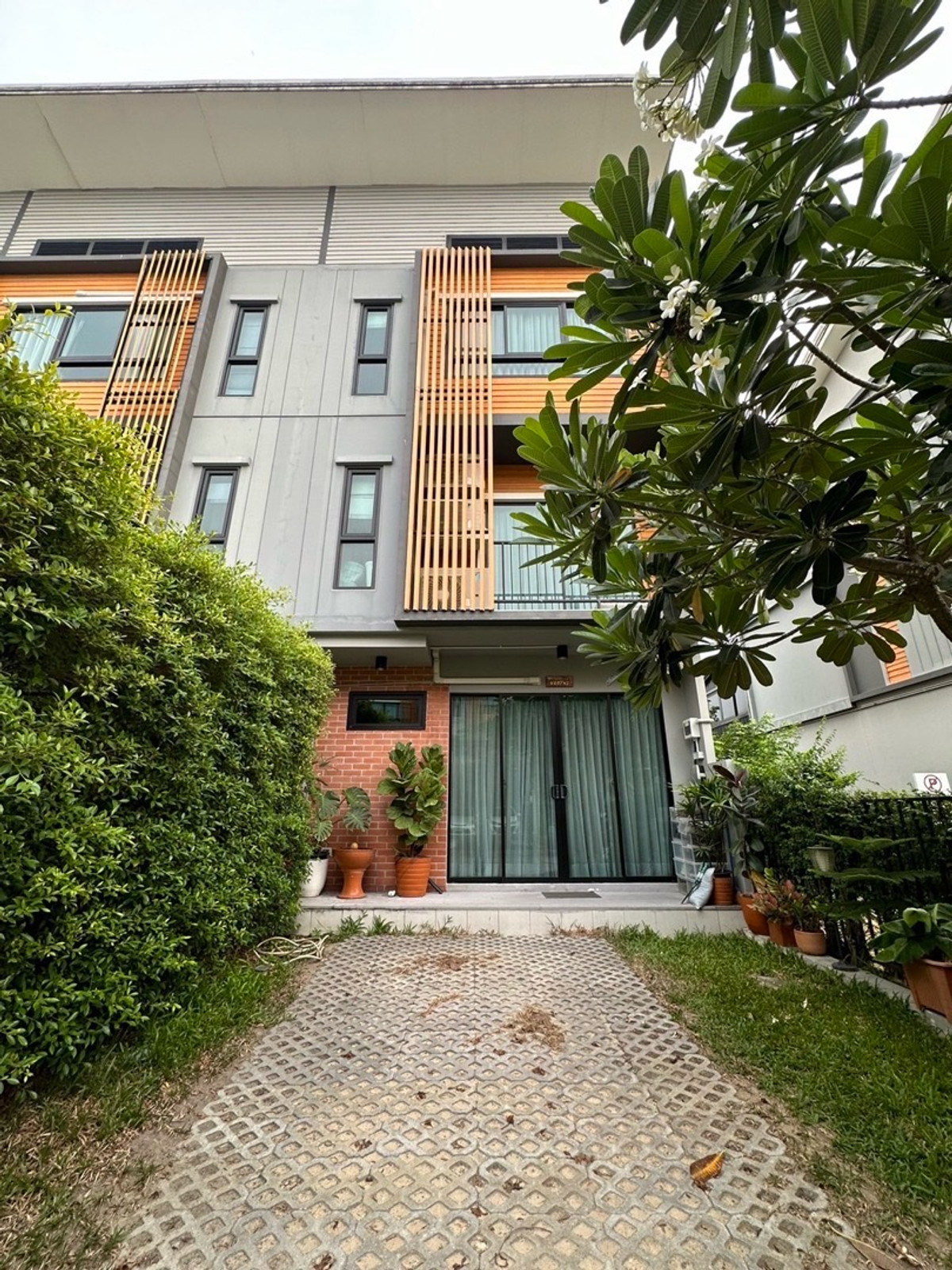 TownhomeSamut Prakan,Samrong : 🔥 Sell/rent ECO SPACE Bangna-Wongwaen, corner unit, good condition, ready to move in!