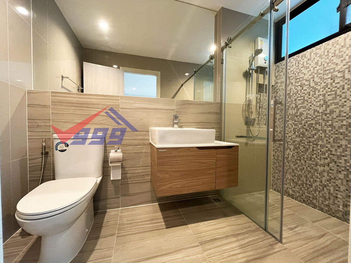 For RentTownhomePattanakan, Srinakarin : Modern luxury 3-bedroom townhouse for rent in Krungthep Kreetha.