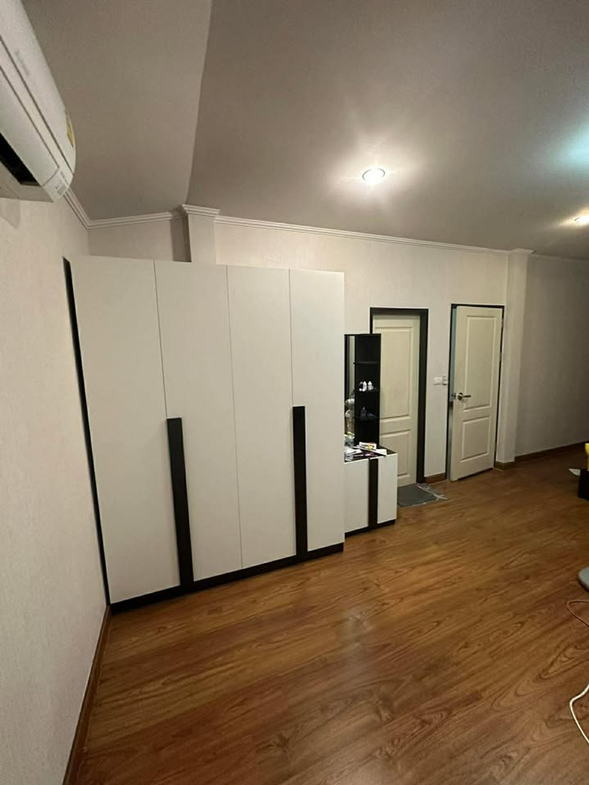 For SaleHousePattaya, Bangsaen, Chonburi : Empty house, corner house, in front of a common garden. Open, not blocking the view