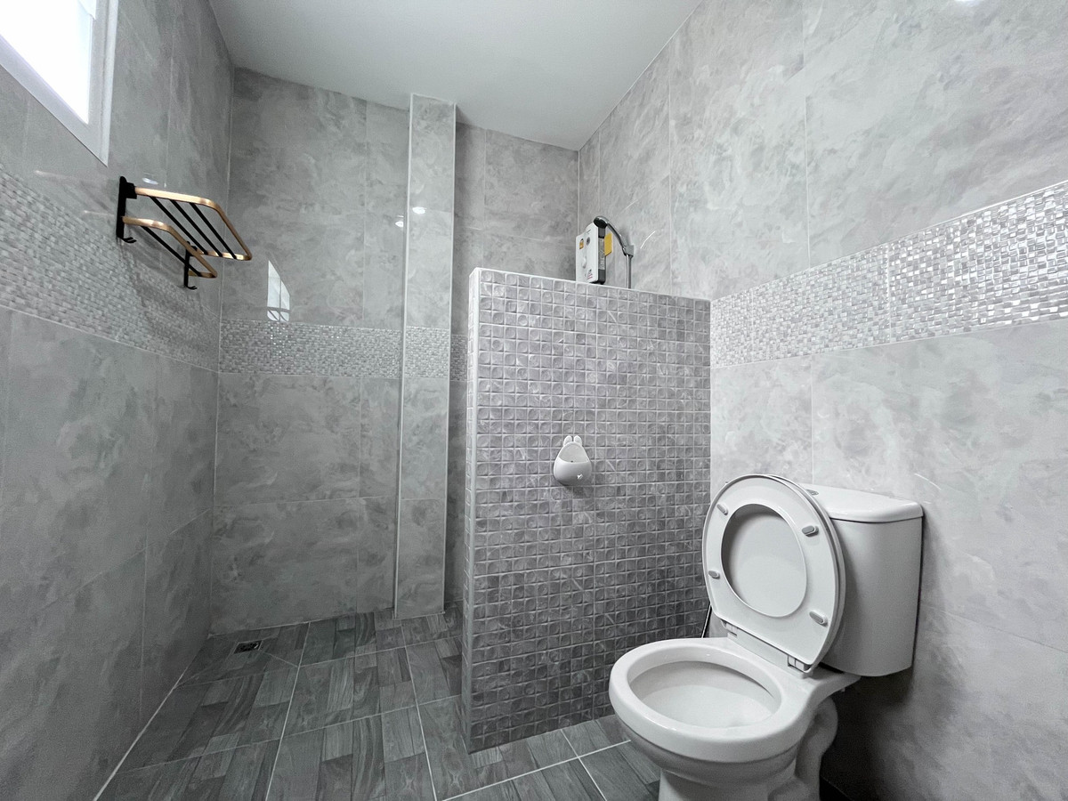 For SaleHousePattaya, Bangsaen, Chonburi : Moo Baan Pornthep Garden Ville 6 / 3 Bedrooms (FOR SALE) BEWN136