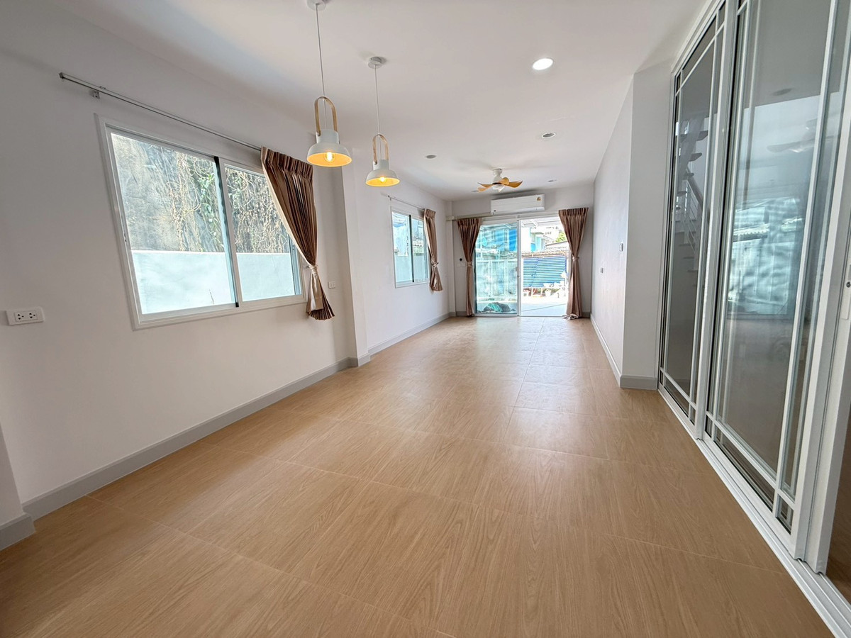 For RentHouseOnnut, Udomsuk : 🐈🎊 Urgent House On Nut 40 for rent with a small garden inside the house. Can turn animals