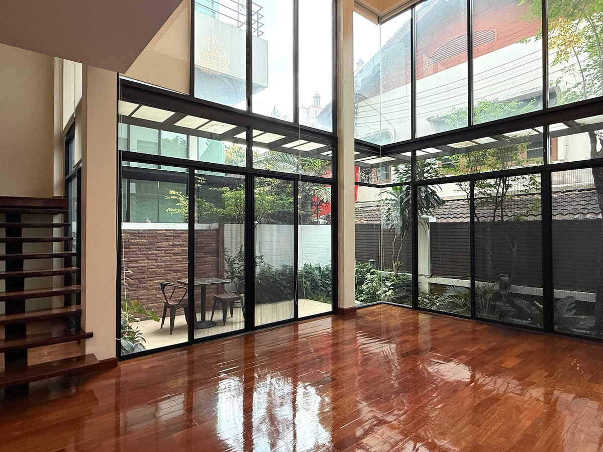 For RentTownhomeSukhumvit, Asoke, Thonglor : 3 bedroom detached house available for rent, close to Emporium department store.