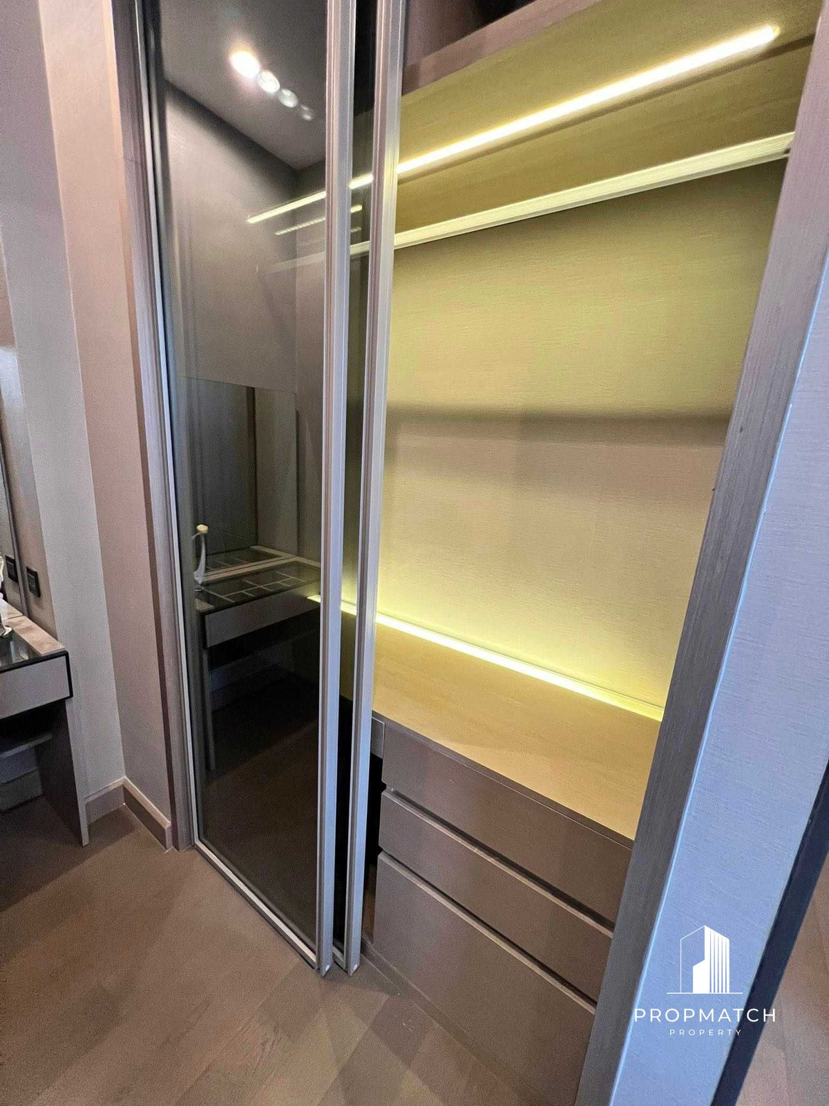 For RentCondoRama9, Petchburi, RCA : ⚡️Best price in the building⚡️The esse at singha complex 🔥36 Sqm 32,000 B only. If interested, contact ⚡️ Putter 0928895628 line:plustor_ss⚡️