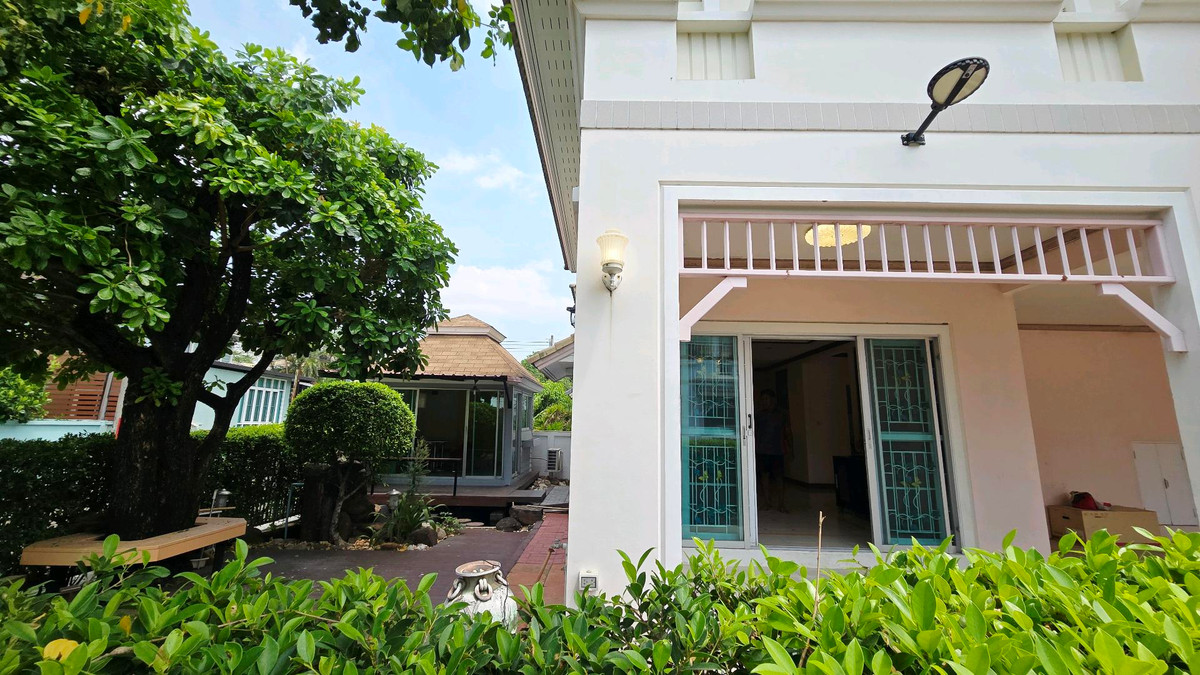 For SaleHousePathum Thani,Rangsit, Thammasat : 🏡 2-story detached house for sale, Prueklada Rangsit Project, Khlong 4 | Corner house, ready to move in.
Good location, roadside project, near BTS Khu Khot and Future Park Rangsit.