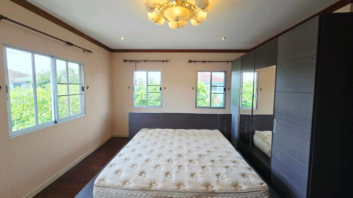 For SaleHousePathum Thani,Rangsit, Thammasat : 🏡 2-story detached house for sale, Prueklada Rangsit Project, Khlong 4 | Corner house, ready to move in.
Good location, roadside project, near BTS Khu Khot and Future Park Rangsit.