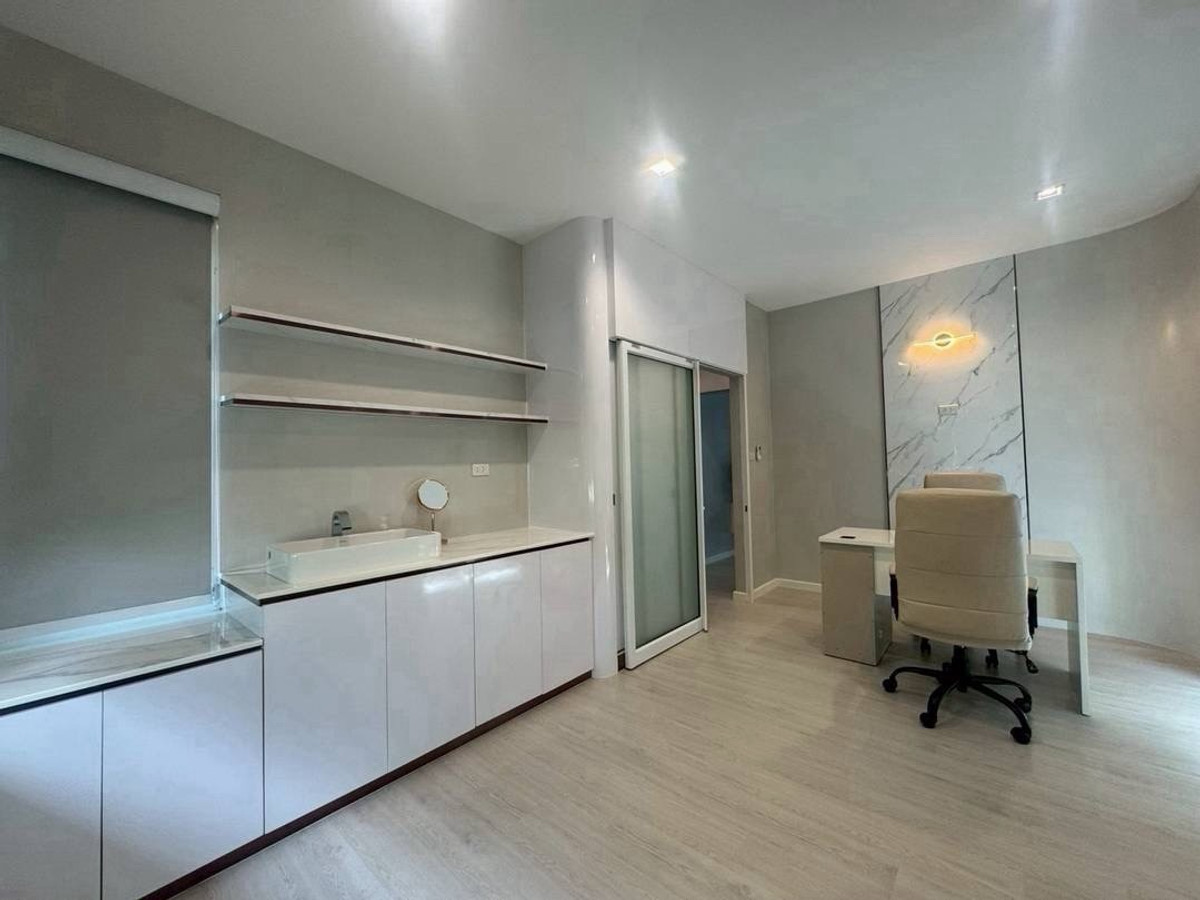 For RentOfficeChokchai 4, Ladprao 71, Ladprao 48, : Commercial Townhome for Rent Ladprao 71 near MRT Lat Phrao 71 clinic space wellness space ready to operate