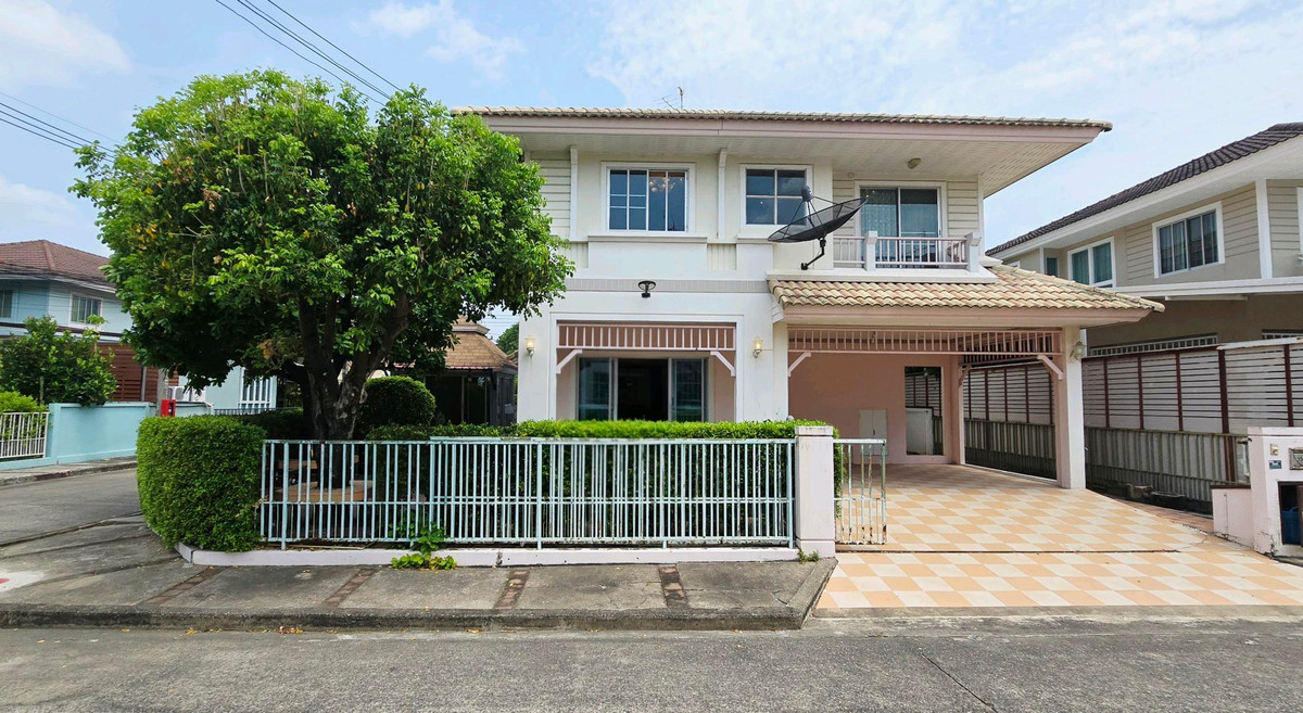 For SaleHousePathum Thani,Rangsit, Thammasat : 🏡 2-story detached house for sale, Prueklada Rangsit Project, Khlong 4 | Corner house, ready to move in.
Good location, roadside project, near BTS Khu Khot and Future Park Rangsit.