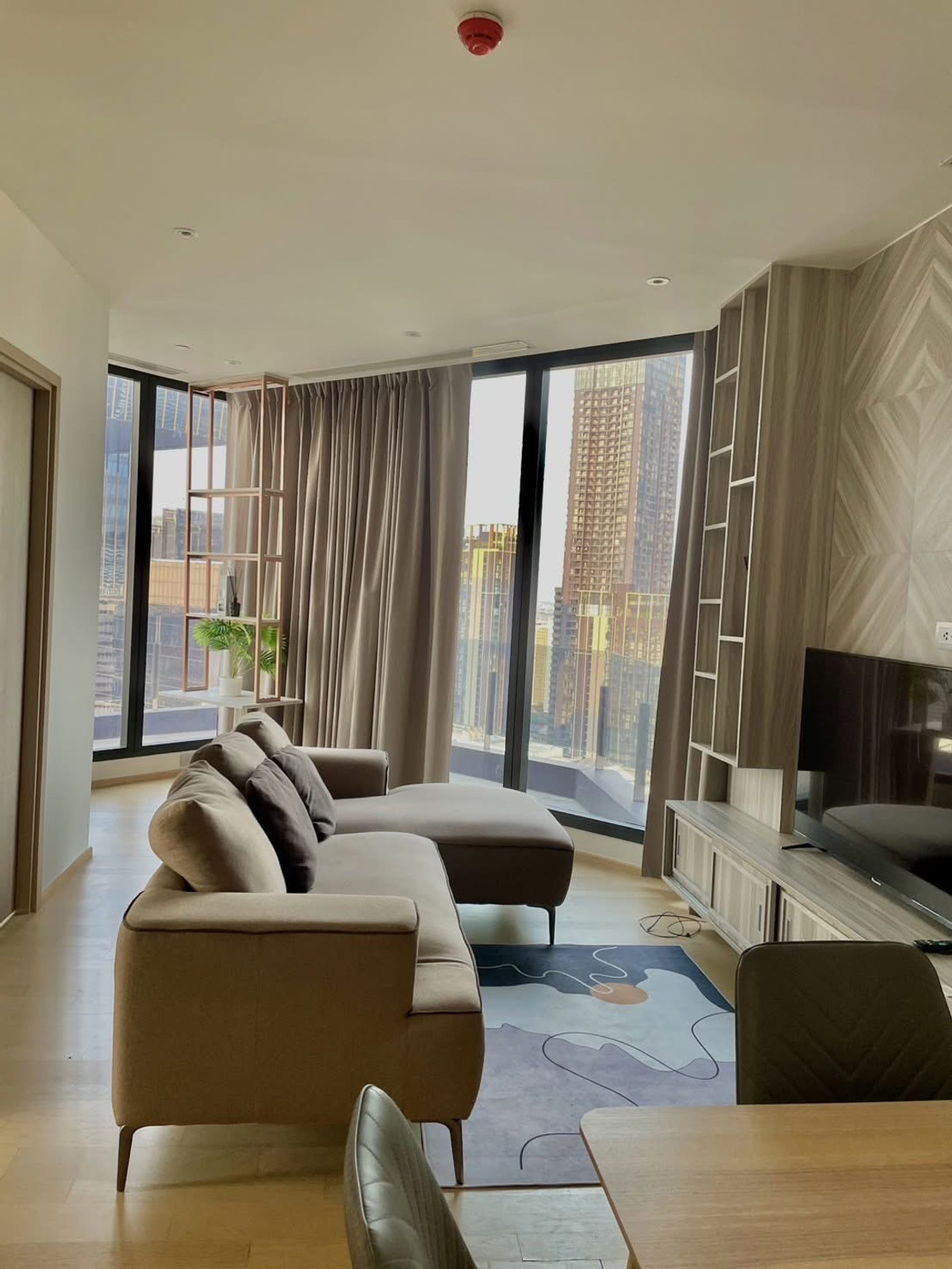 For RentCondoRama9, Petchburi, RCA : 🏢 LV-C690055 for rent Ashton Asoke – Rama 9, luxury condo, high floor, panoramic view, near MRT.